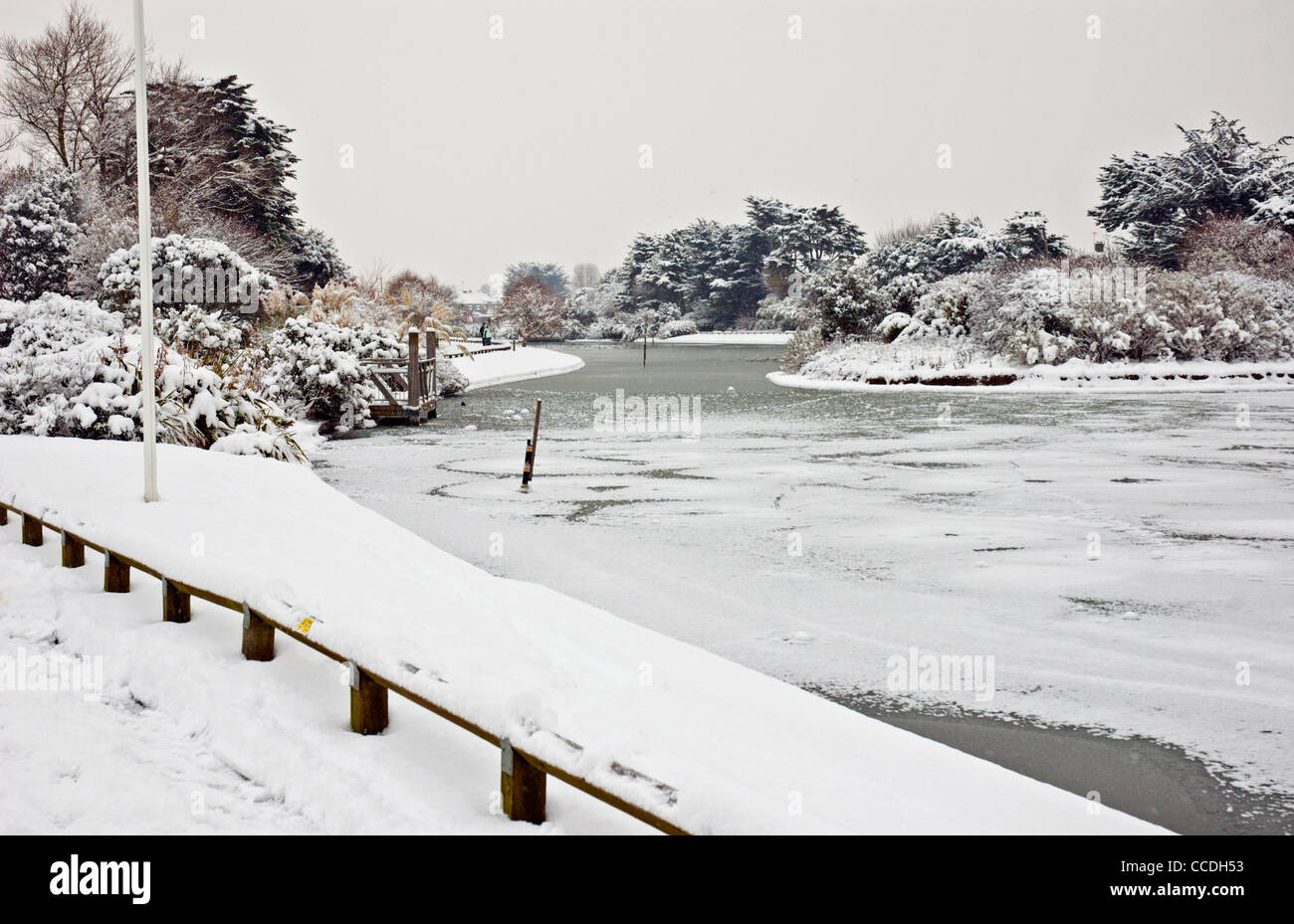 Scena di neve in inverno a Mewsbrook Park, Littlehampton, West Sussex, in Inghilterra, Regno Unito. Foto Stock