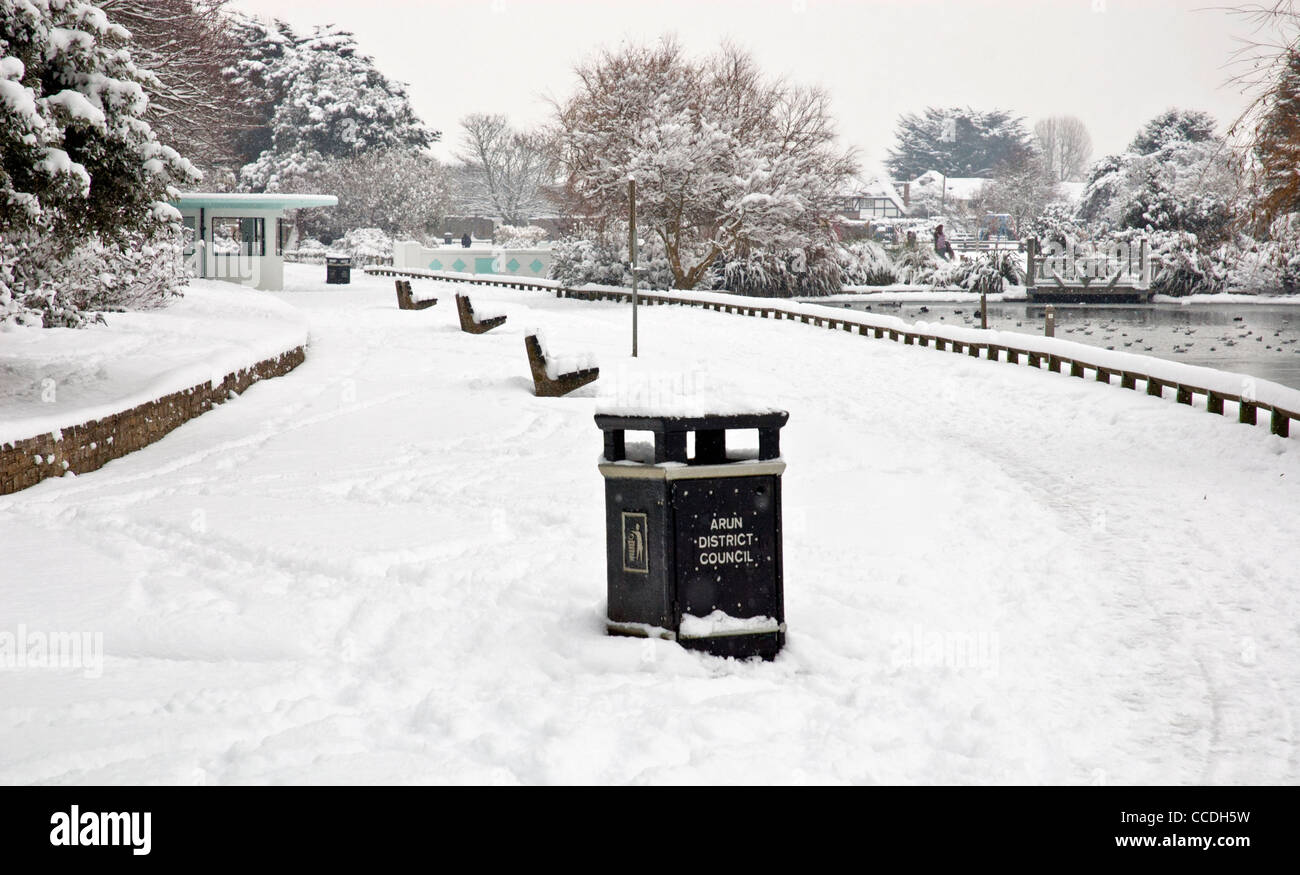 Scena di neve in inverno a Mewsbrook Park, Littlehampton, West Sussex, in Inghilterra, Regno Unito. Foto Stock