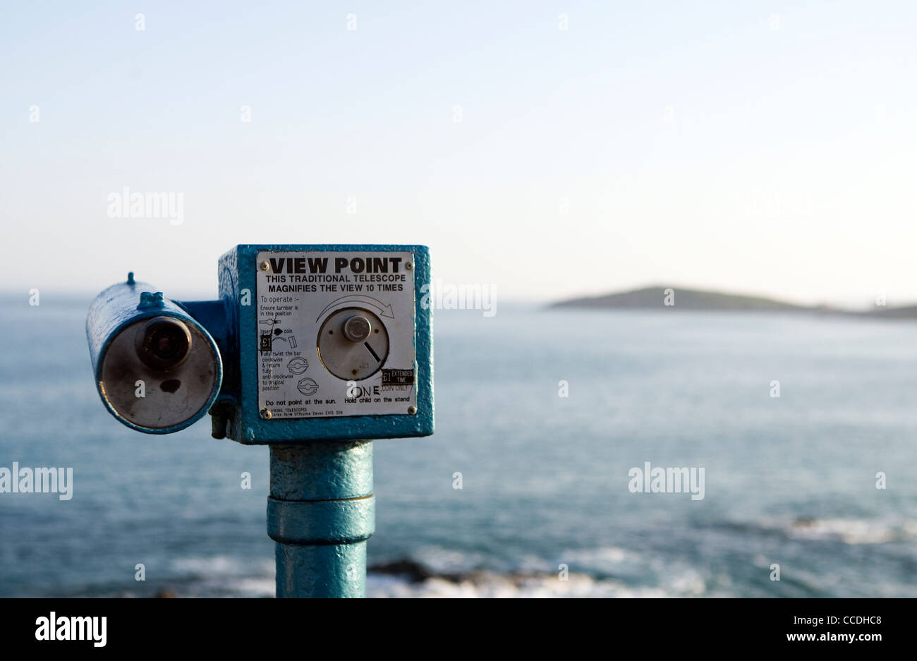 Un punto di vista telescopio all'estremità occidentale di Fistral Beach, Newquay Cornwall. Foto Stock