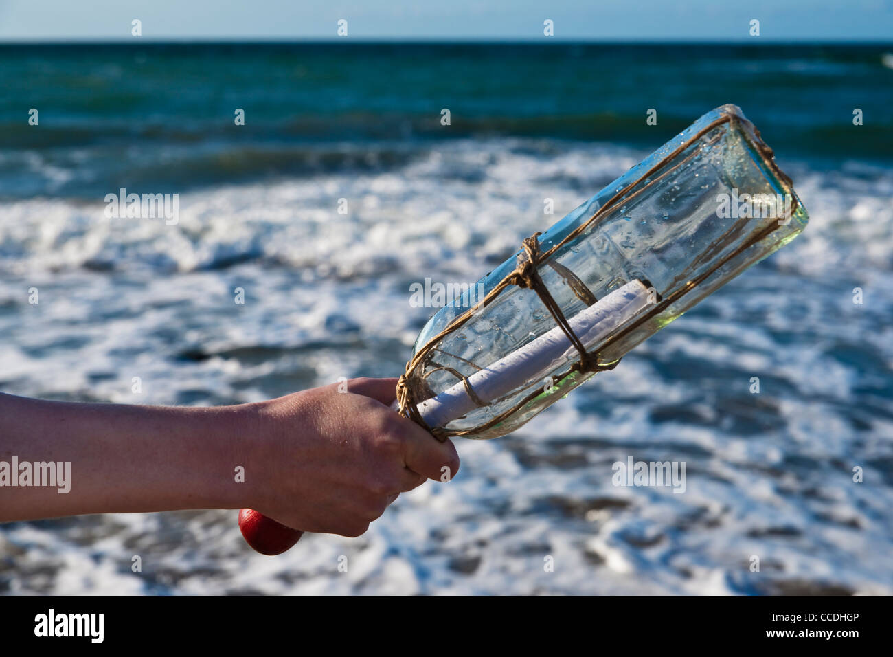 Eine Flaschenpost wird ins Meer geworfen | un messaggio in bottiglia è di gettare in mare Foto Stock