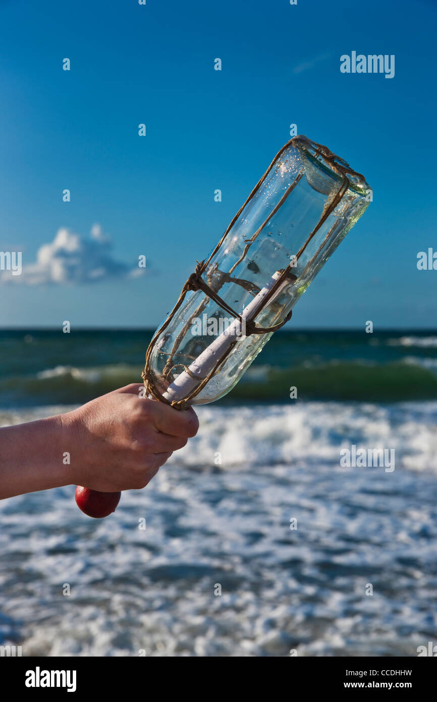 Eine Flaschenpost wird ins Meer geworfen | un messaggio in bottiglia è di gettare in mare Foto Stock