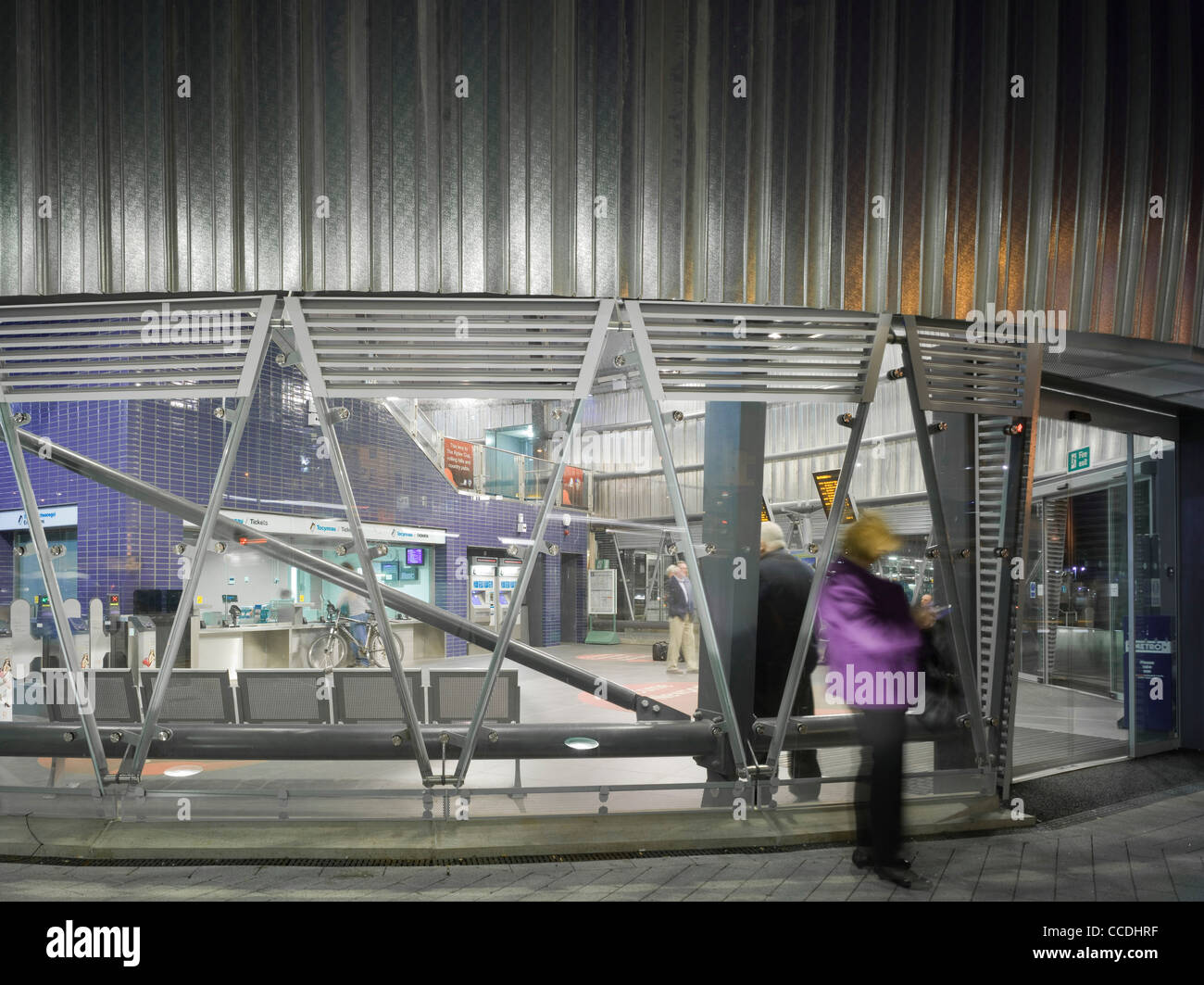 In acciaio e vetro di ponte che collega la sala biglietteria e ingresso ai marciapiedi di stazione il Ponte aperto in estate 2010 per la Ryder Foto Stock
