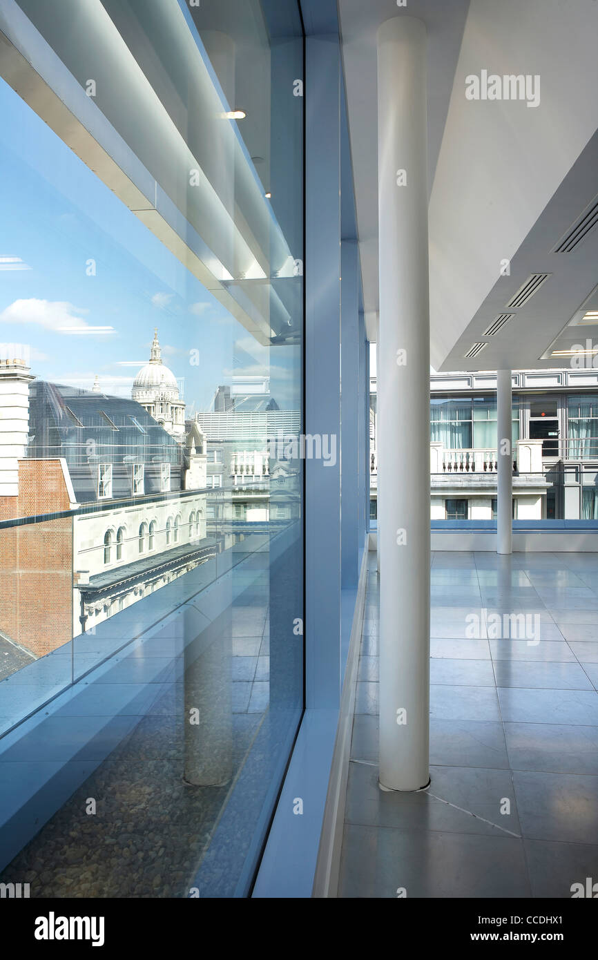 Uno tudor street, tp Bennett, città di Londra, Regno Unito, 2009. Un interno shot che mostra lo spazioso luminoso piano aperto spazi Foto Stock