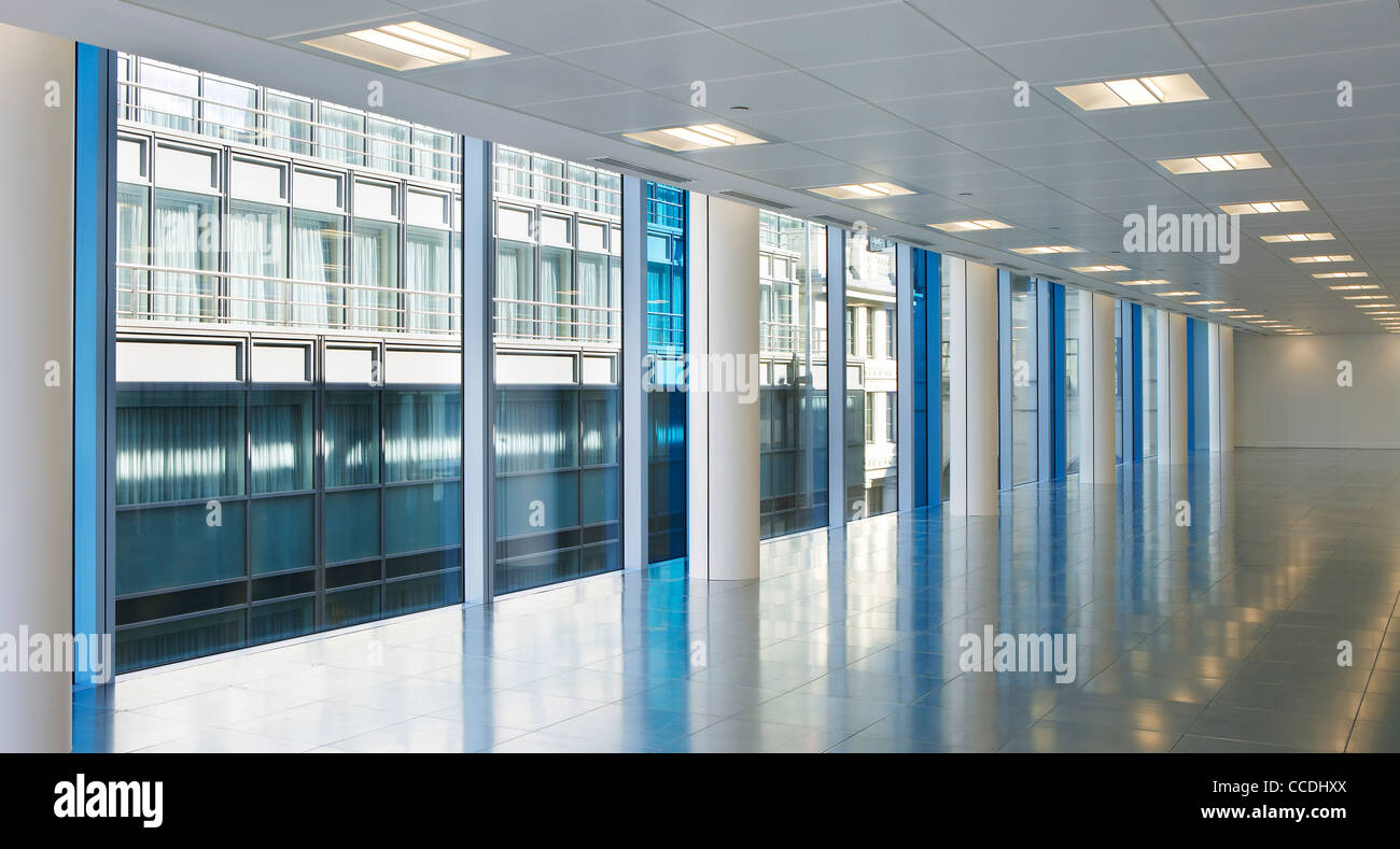 Uno tudor street tp Bennett città Londra uk 2009 scatto panoramico che mostra spazioso open plan office space enormi finestre di vetro Foto Stock