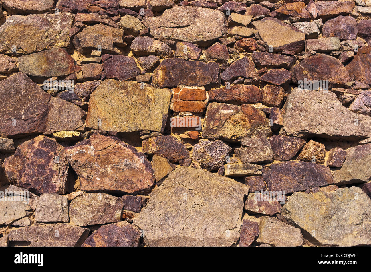 Detailansicht einer Steinmauer mit einigen Ziegeln | Dettaglio foto di un stonewall con alcuni mattoni Foto Stock