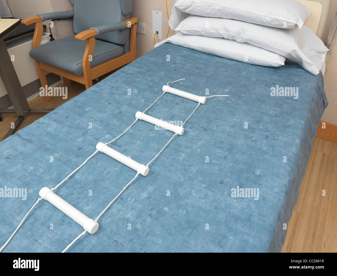 Una scaletta di corda su un letto di ospedale utilizzato dal paziente per  tirare verso se stessi fino in posizione seduta Foto stock - Alamy