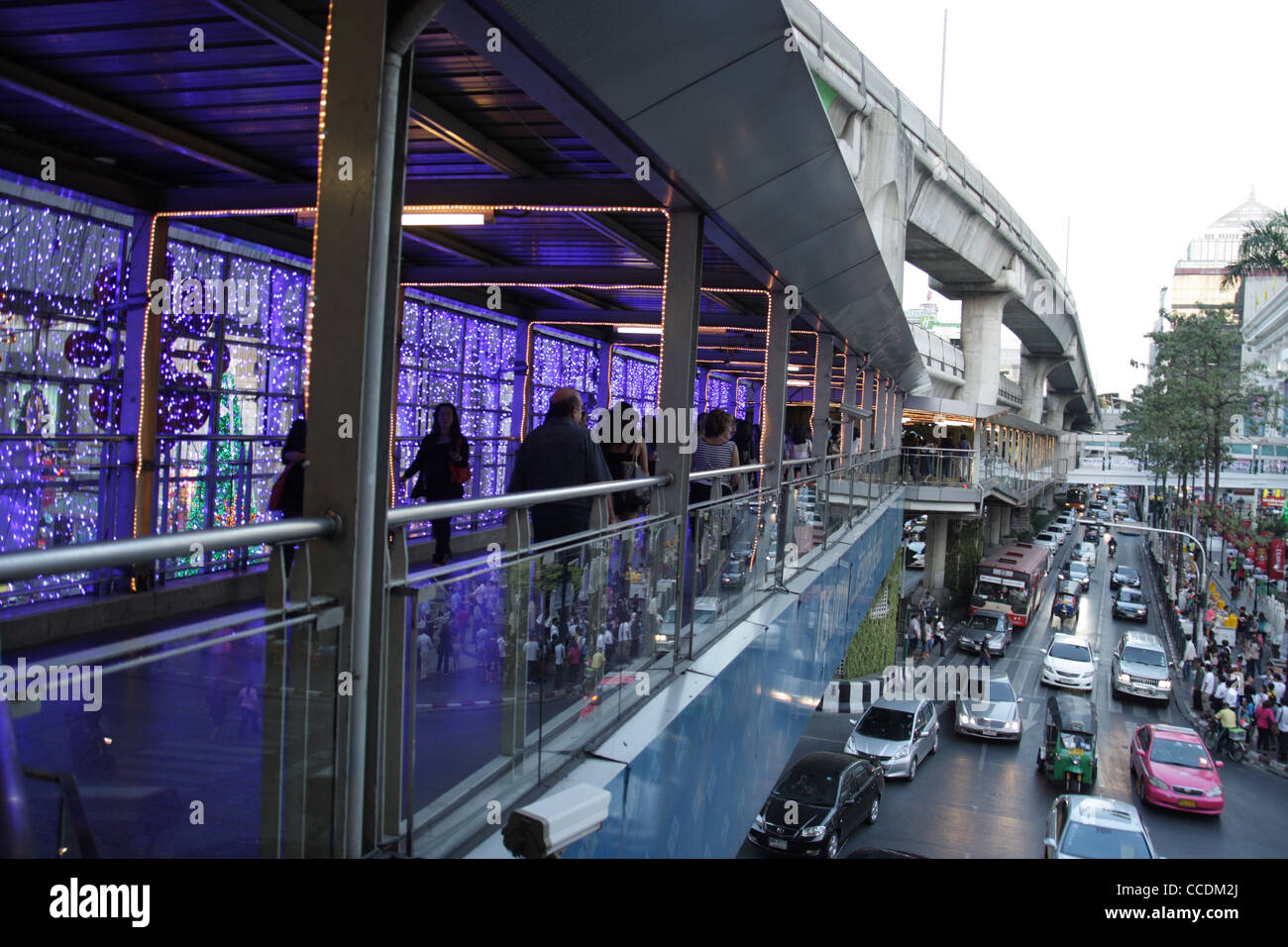 BTS sky a piedi modo vicino al Central World shopping mall di Bangkok Foto Stock