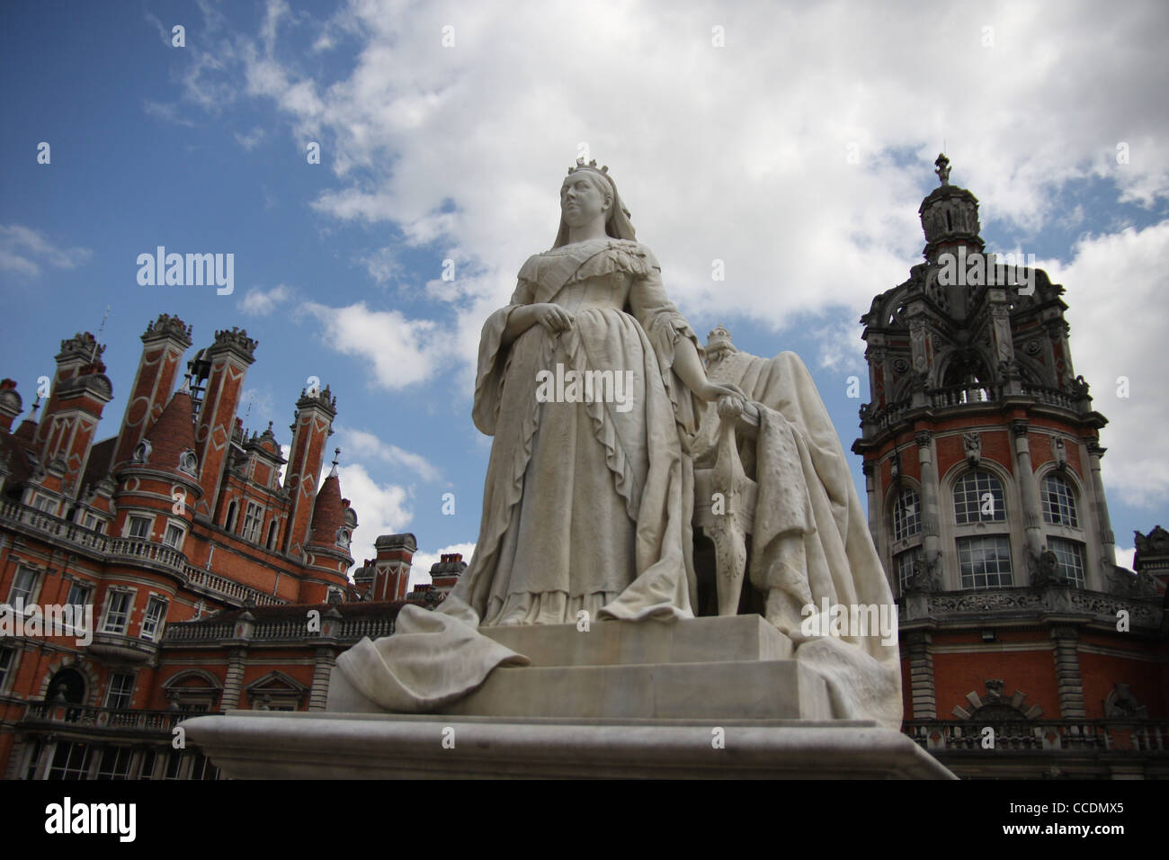 Statua della regina Victoria del fondatore del Palazzo Royal Holloway College Foto Stock