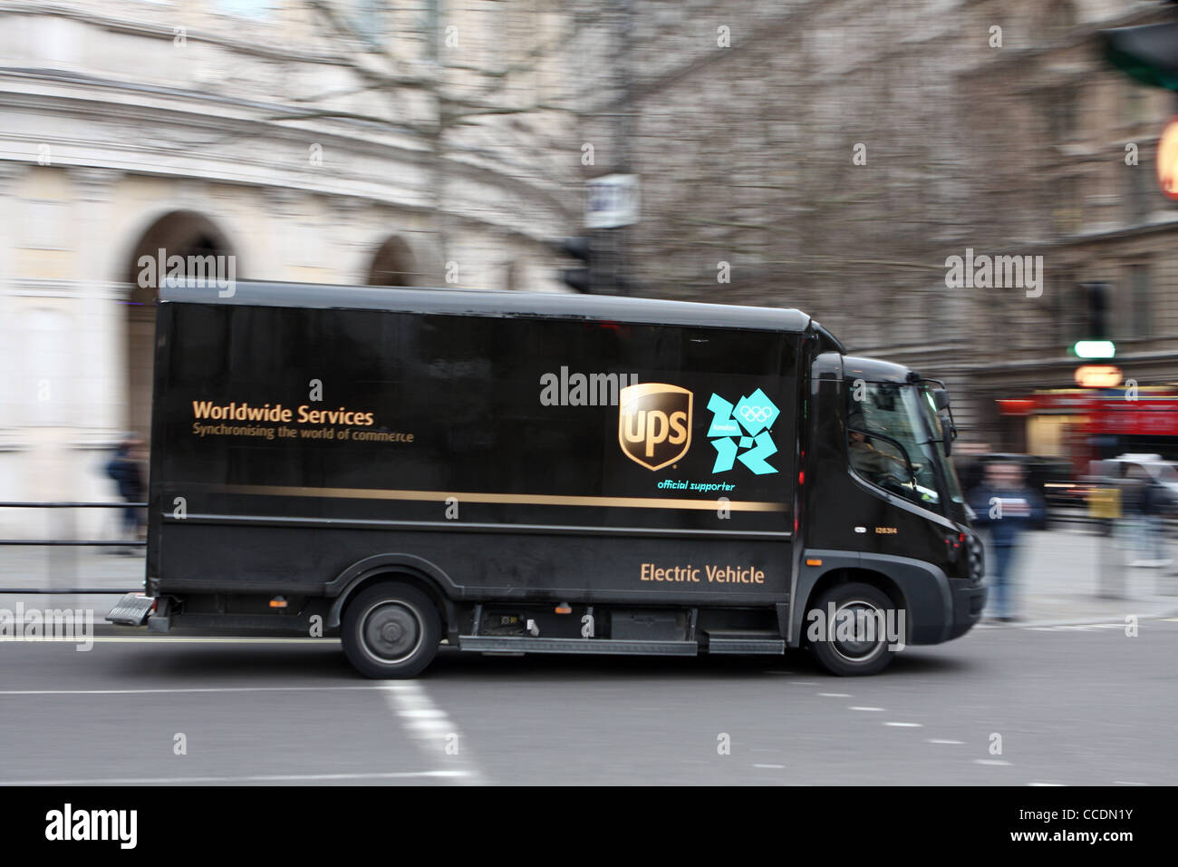 Un 'UPS" carrello che viaggia lungo una strada a Londra, Inghilterra Foto Stock