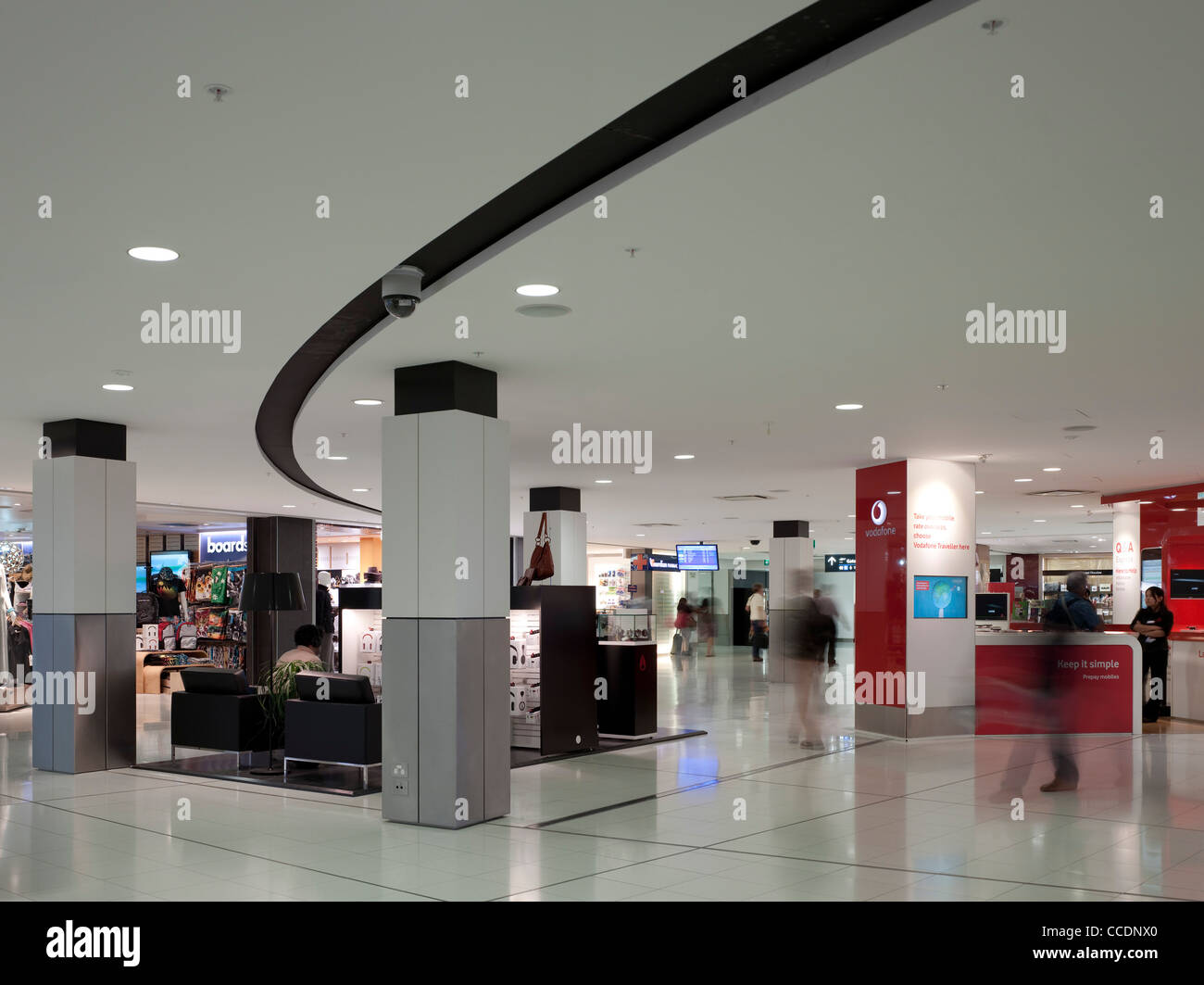 Sydney Airport Terminal 1 partenze, Woodhead Architettura interni di pianificazione, Sydney, 2010, shopping Foto Stock