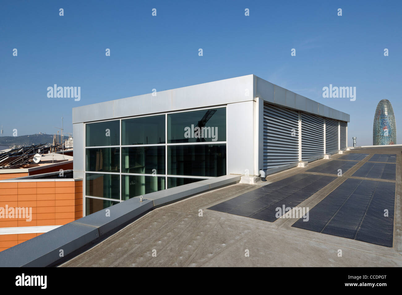WILLIAM MACDONOUGH + Partner edificio ECOURBAN Barcellona Poble Nou quartiere 22@ vista esterna che illustra i pannelli solari sul tetto Foto Stock