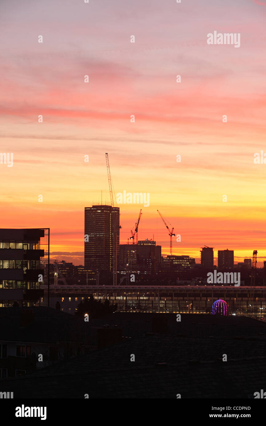 Lo skyline di Londra, guardando verso sud ovest attraverso la stazione di St Pancras al tramonto Foto Stock