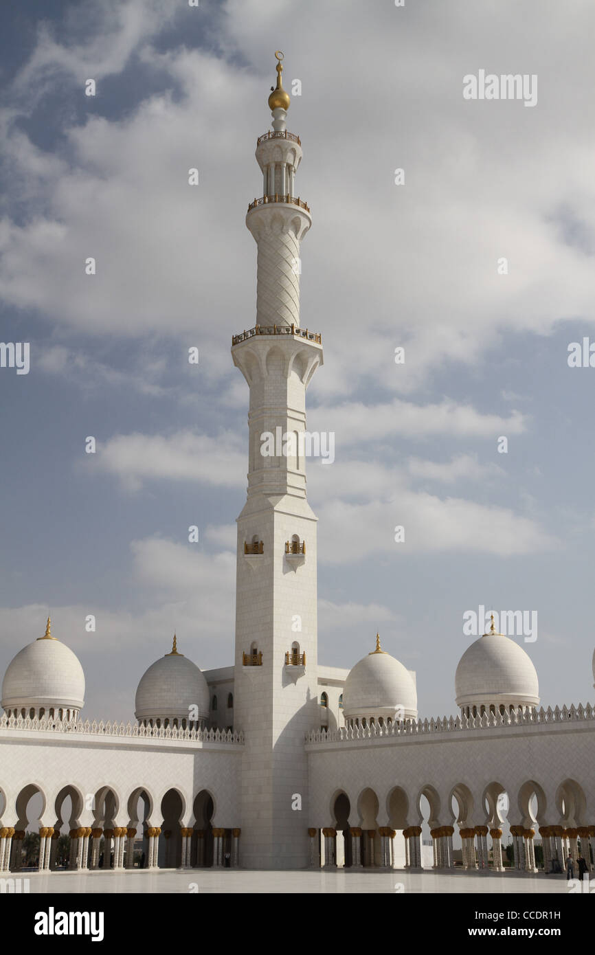 Moschea Sheikh Zayed Abu Dhabi, grande abbastanza per ospitare oltre 40.000 adoratori. Foto Stock