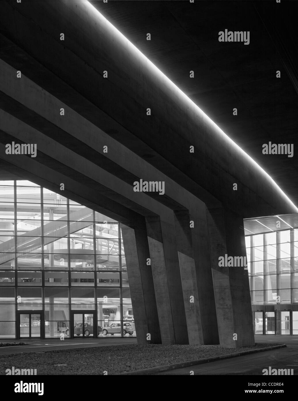 Stabilimento BMW di Lipsia, edificio centrale vista Notte Ingresso con neon blu Foto Stock