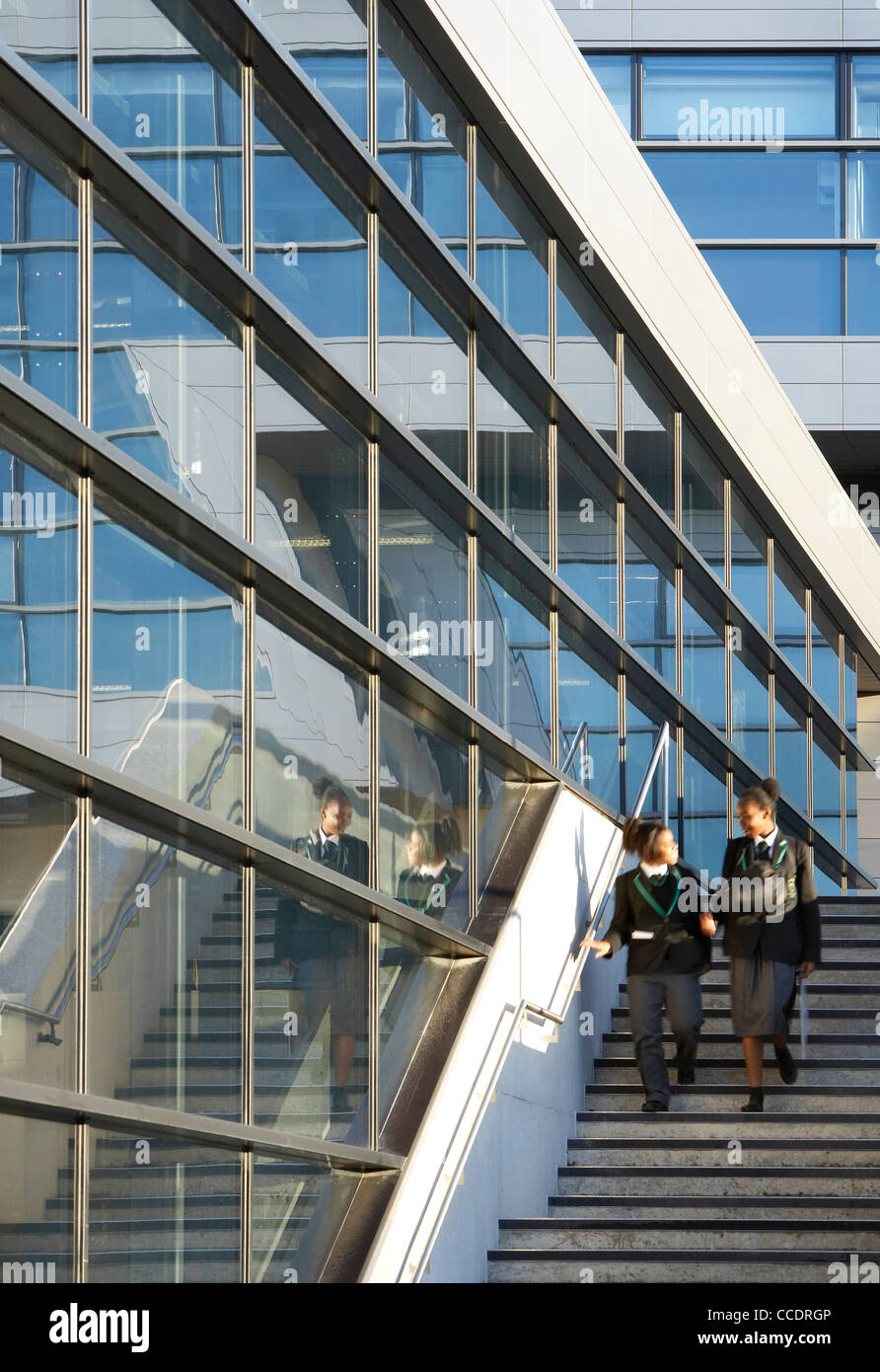 EVELYN GRACE ACADEMY, Zaha Hadid Architects di Londra, 2010, parete vetrata con allievi Foto Stock