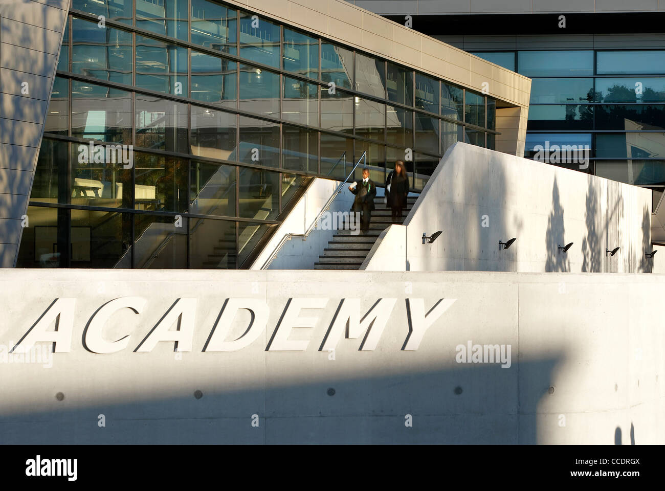 EVELYN GRACE ACADEMY, Zaha Hadid Architects di Londra, 2010, esterno con digital signage Foto Stock