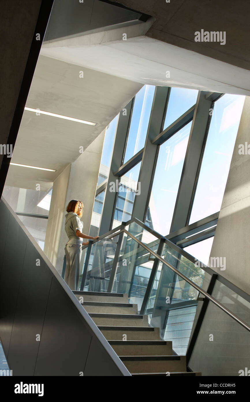 EVELYN GRACE ACADEMY, Zaha Hadid Architects di Londra, 2010, interni che mostra finestra e scala Foto Stock