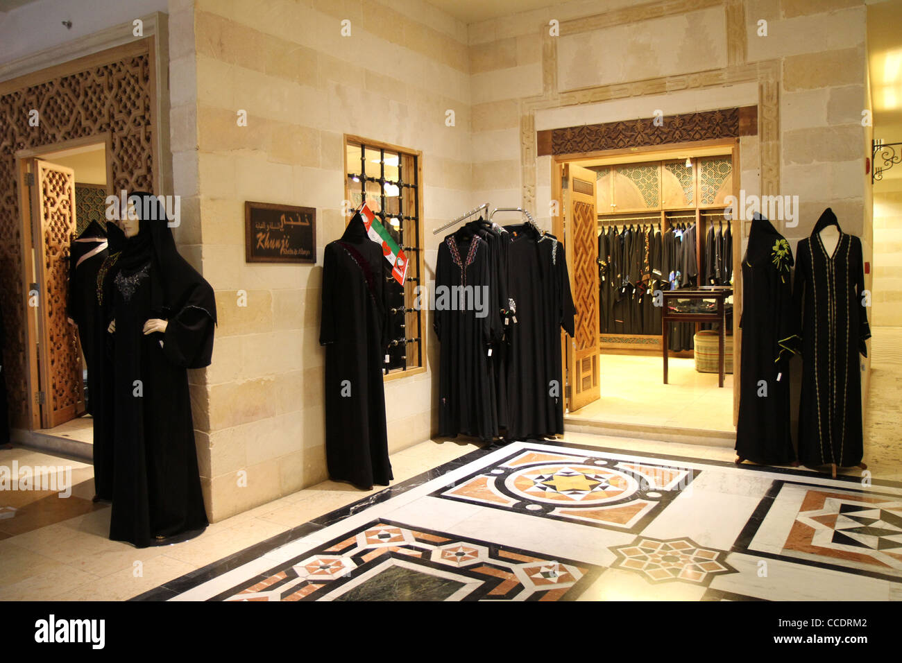 Souk Al Bahar vicino il Burj Khalifa e il centro commerciale di Dubai - un negozio di abbigliamento tradizionale per donne Emirati. Foto Stock