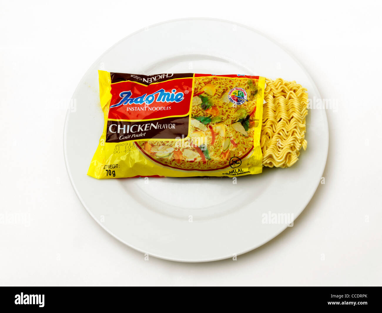 Indomie tagliatelle istante sapore di pollo prodotte in Indonesia e Nigeria PAck aperto su una piastra Foto Stock