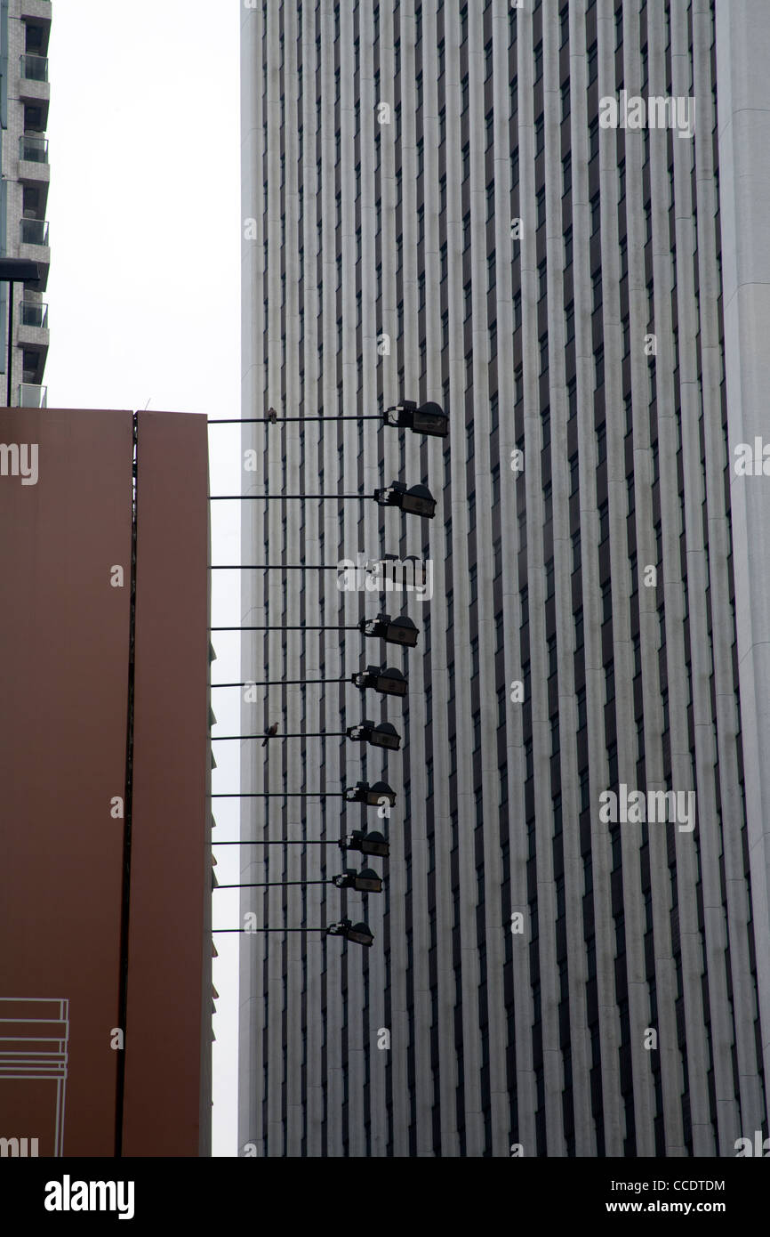 Una linea orizzontale di luci della strada di fronte a una finestra verticale ufficio edificio Kowloon Hong Kong SAR Cina Foto Stock