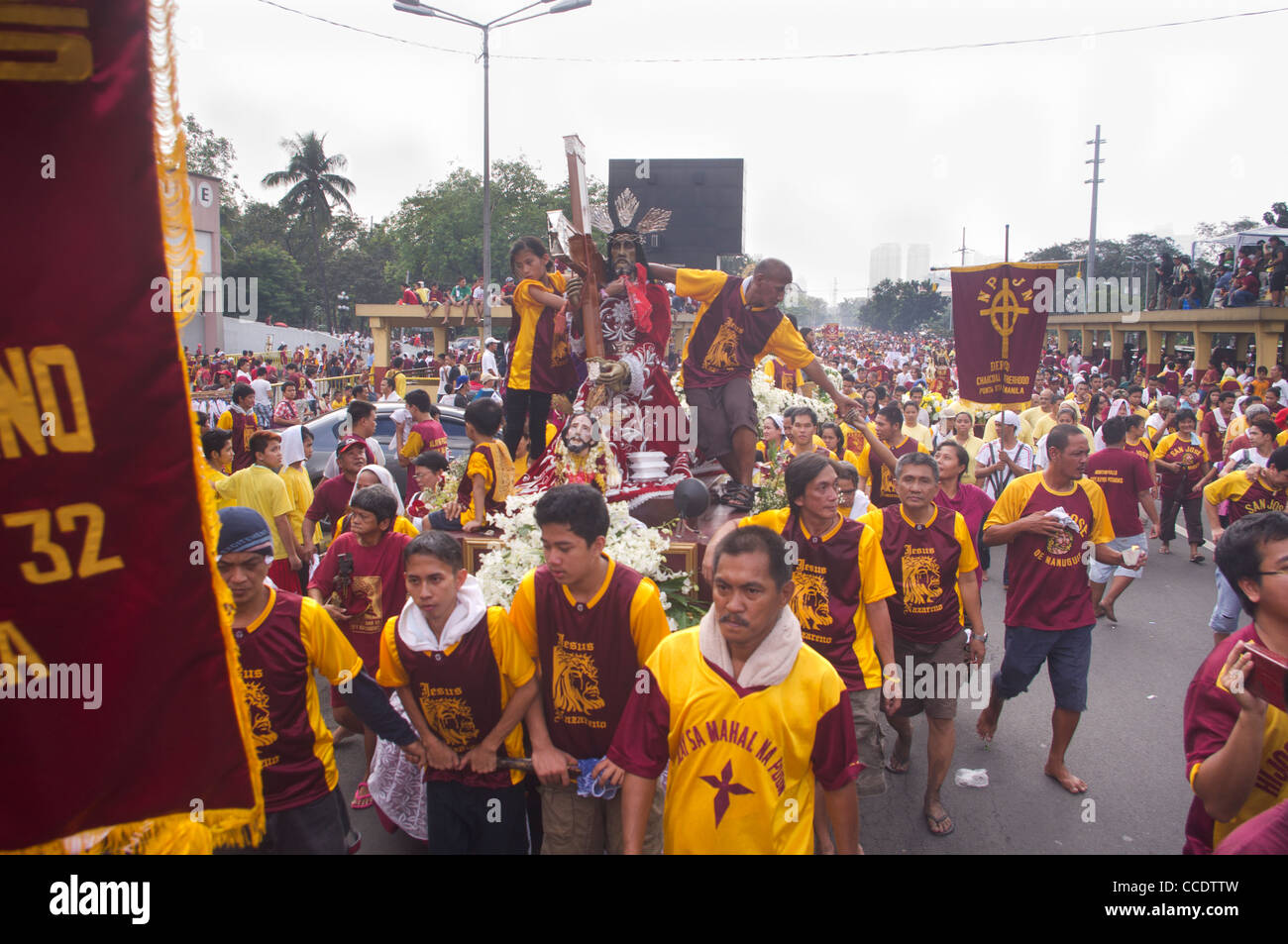 Processione annuale del Nazareno nero in Quiapo, Manila Filippine. Foto Stock Processione annuale del Nazareno nero in Quiapo, Manila Filippine. Foto Stock