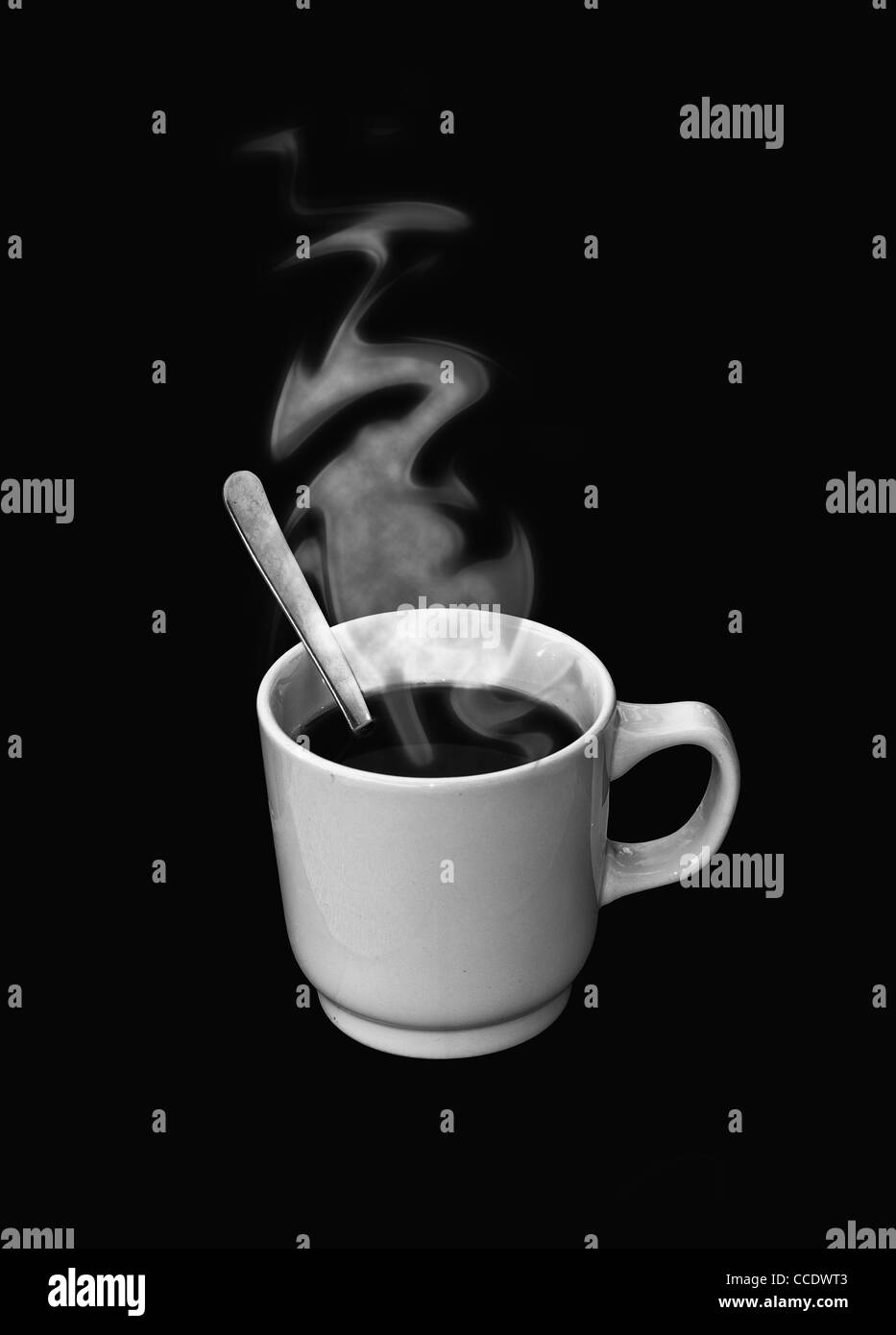 Foto in bianco e nero di una calda tazza di caffè con vapore Foto Stock