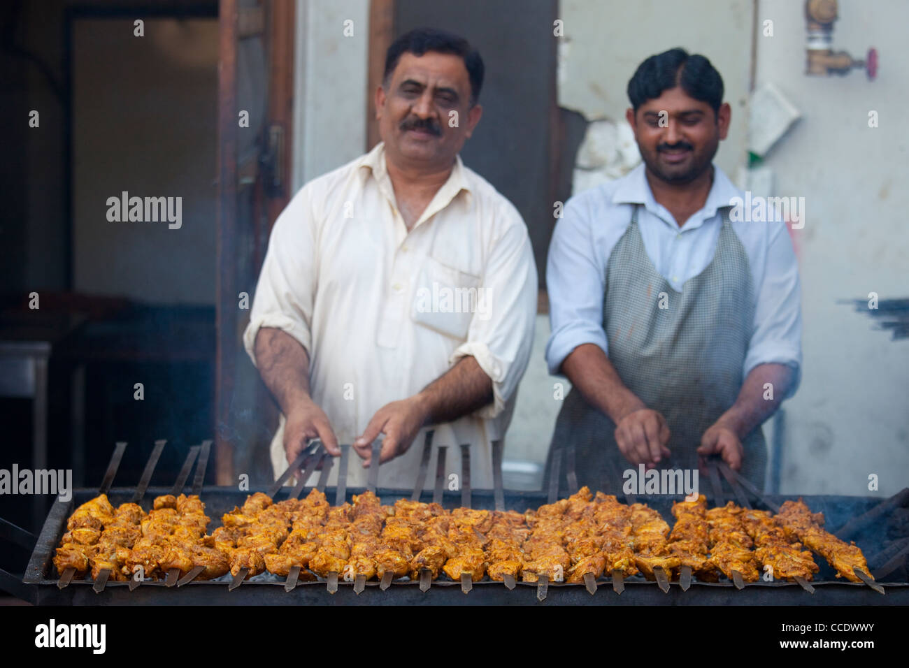 Spiedini di pollo, Islamabad, Pakistan Foto Stock