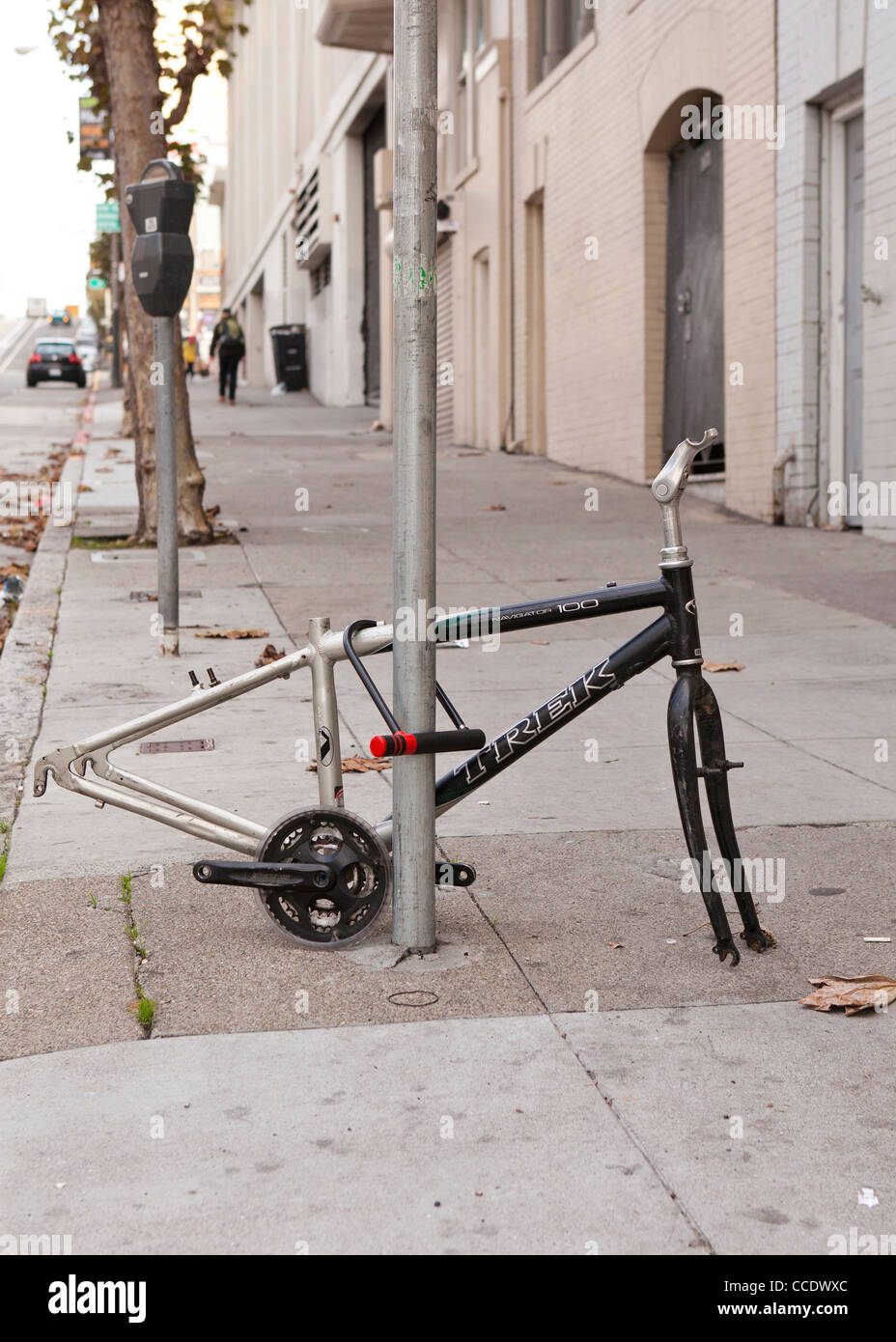 Vandalizzato bicicletta sul marciapiede (vandalizzato bike frame) - USA Foto Stock