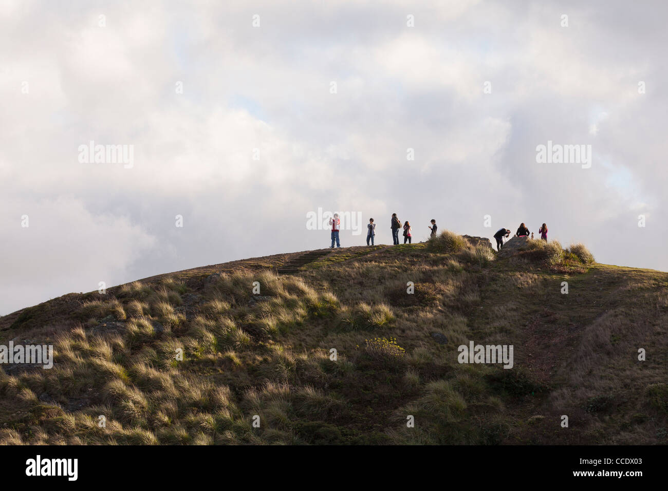 Un gruppo di giovani sulla cima di una collina Foto Stock