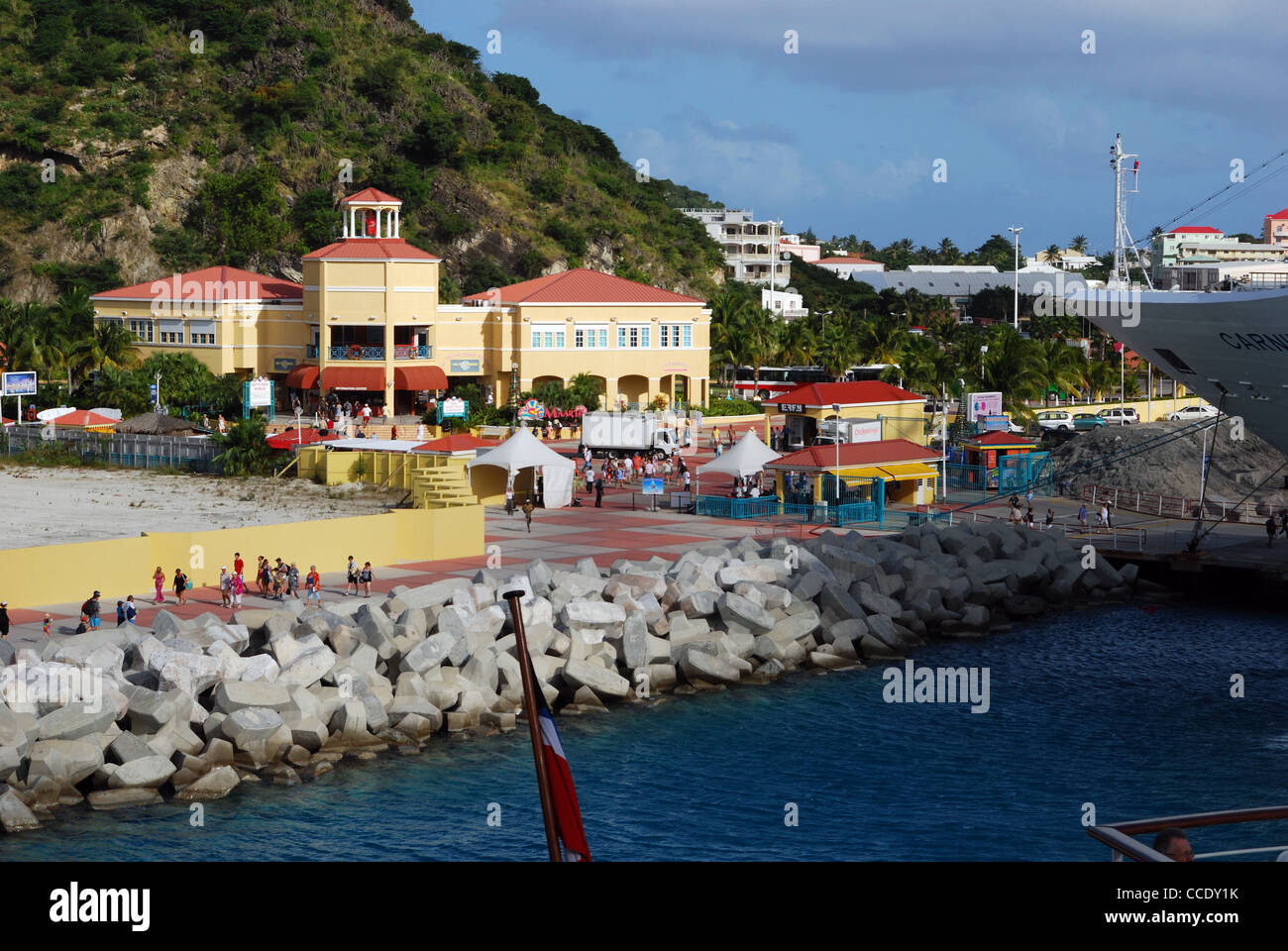 Vista dell'area di porta con una bandiera in primo piano, Philipsburg, St Maarten (Sint Maarten), Antille olandesi, dei Caraibi. Foto Stock