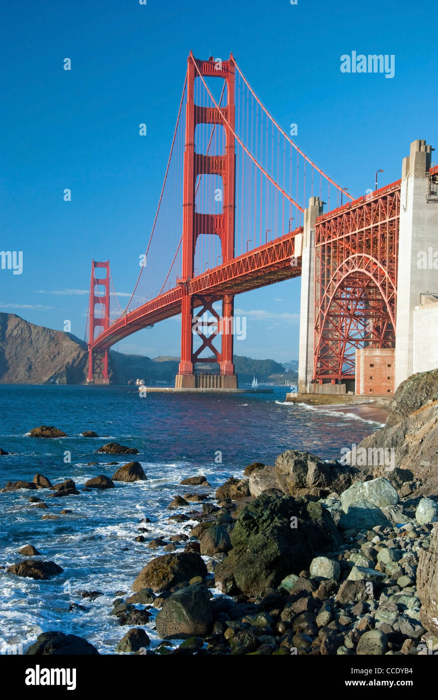 Il Golden Gate Bridge a San Francisco durante la giornata soleggiata con meraviglioso azzurro Oceano in background Foto Stock