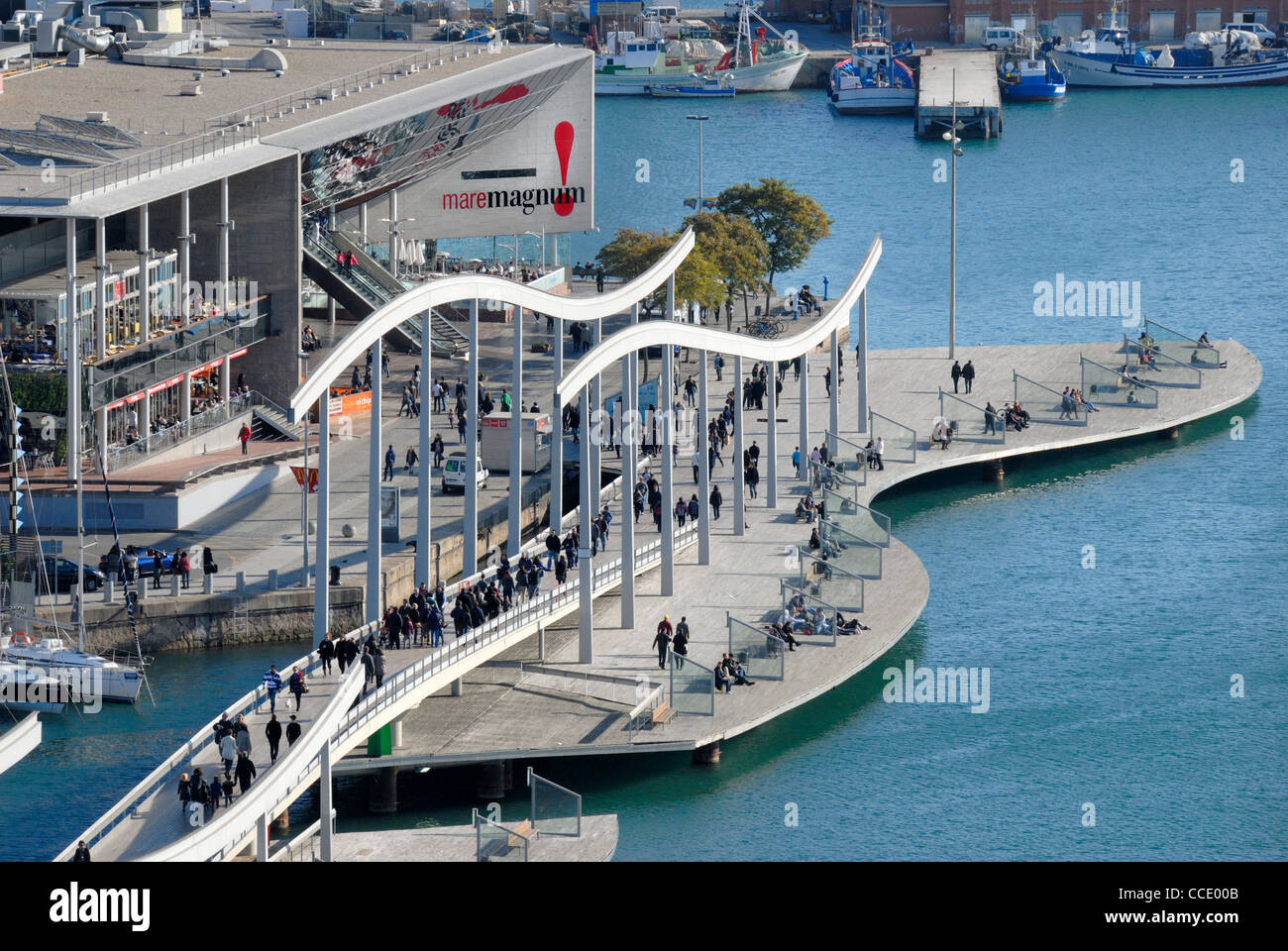 Barcellona, Spagna. Rambla del Mar visto dalla parte superiore della Monument a Colom / monumento a Colombo Foto Stock