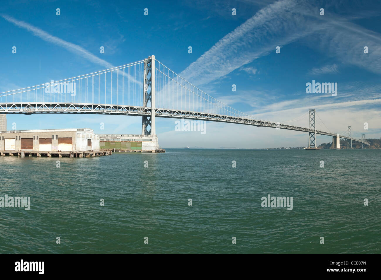 Sospensione Oakland Bay Bridge di San Francisco di Yerba Buena Island con il centro Foto Stock