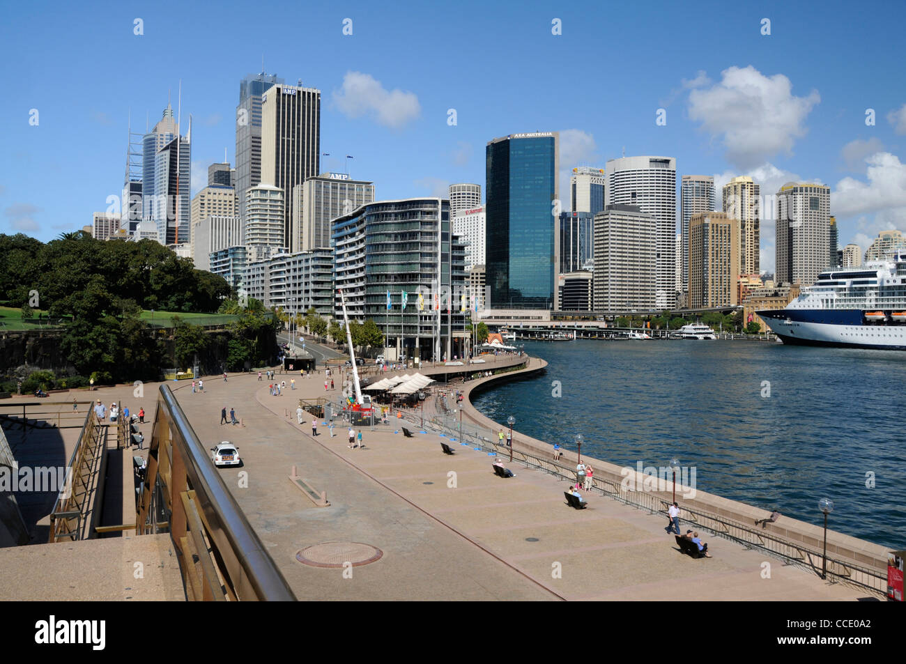 Vista di Circular Quay dai gradini dell'Opera House a Sydney, nuovo Galles del Sud, Australia Foto Stock