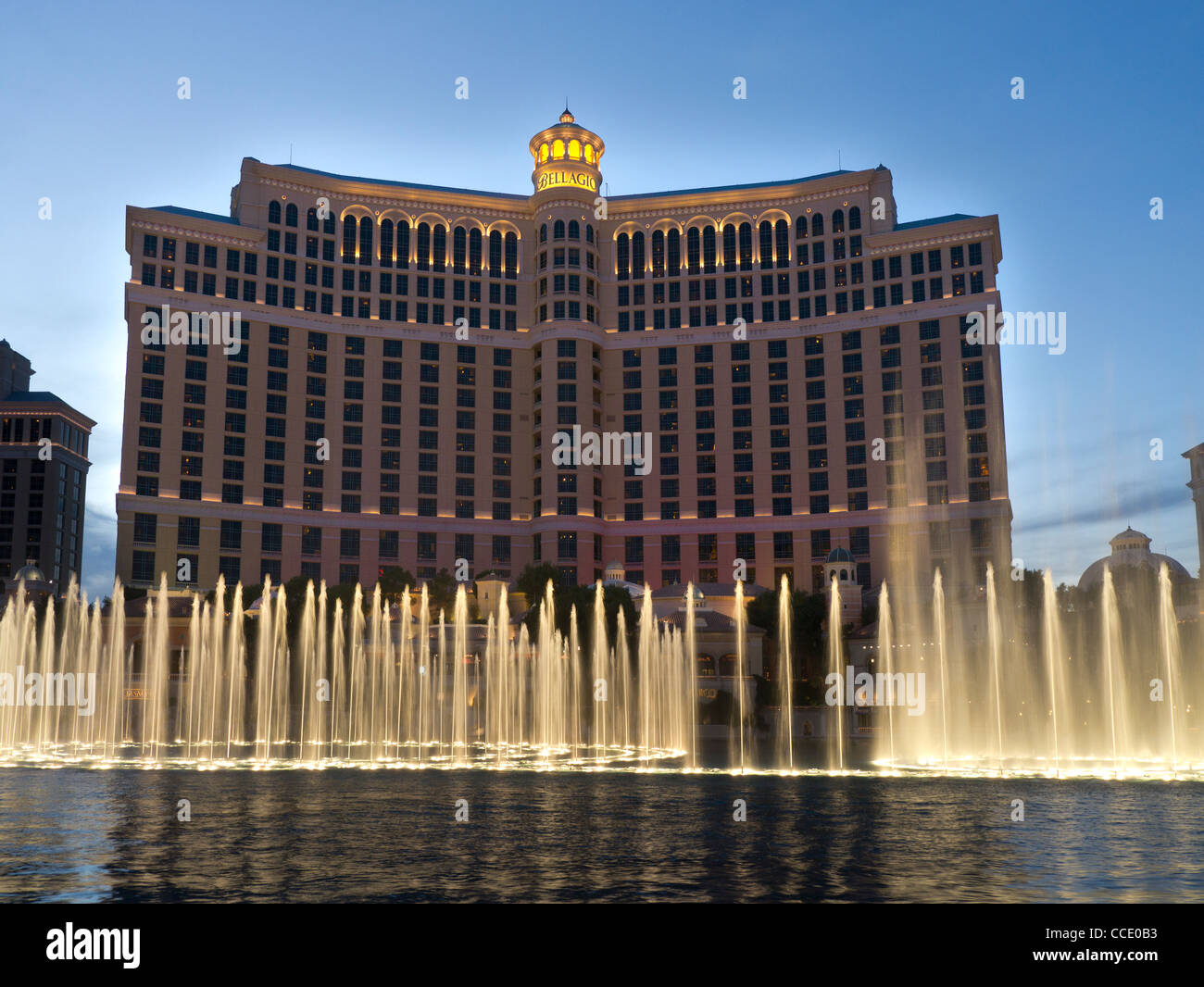 Le famose fontane al Bellagio Hotel and Casino resort molto più bella al crepuscolo Foto Stock