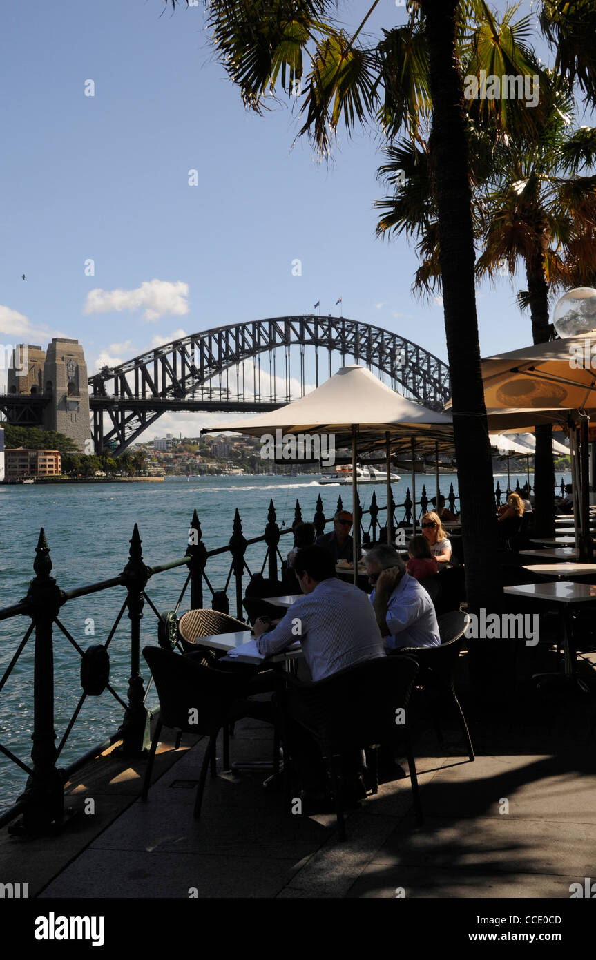 Un paio di uomini di affari di pranzare in uno dei piccoli caffè e ristoranti in Circular Quay a Sydney in Australia Foto Stock