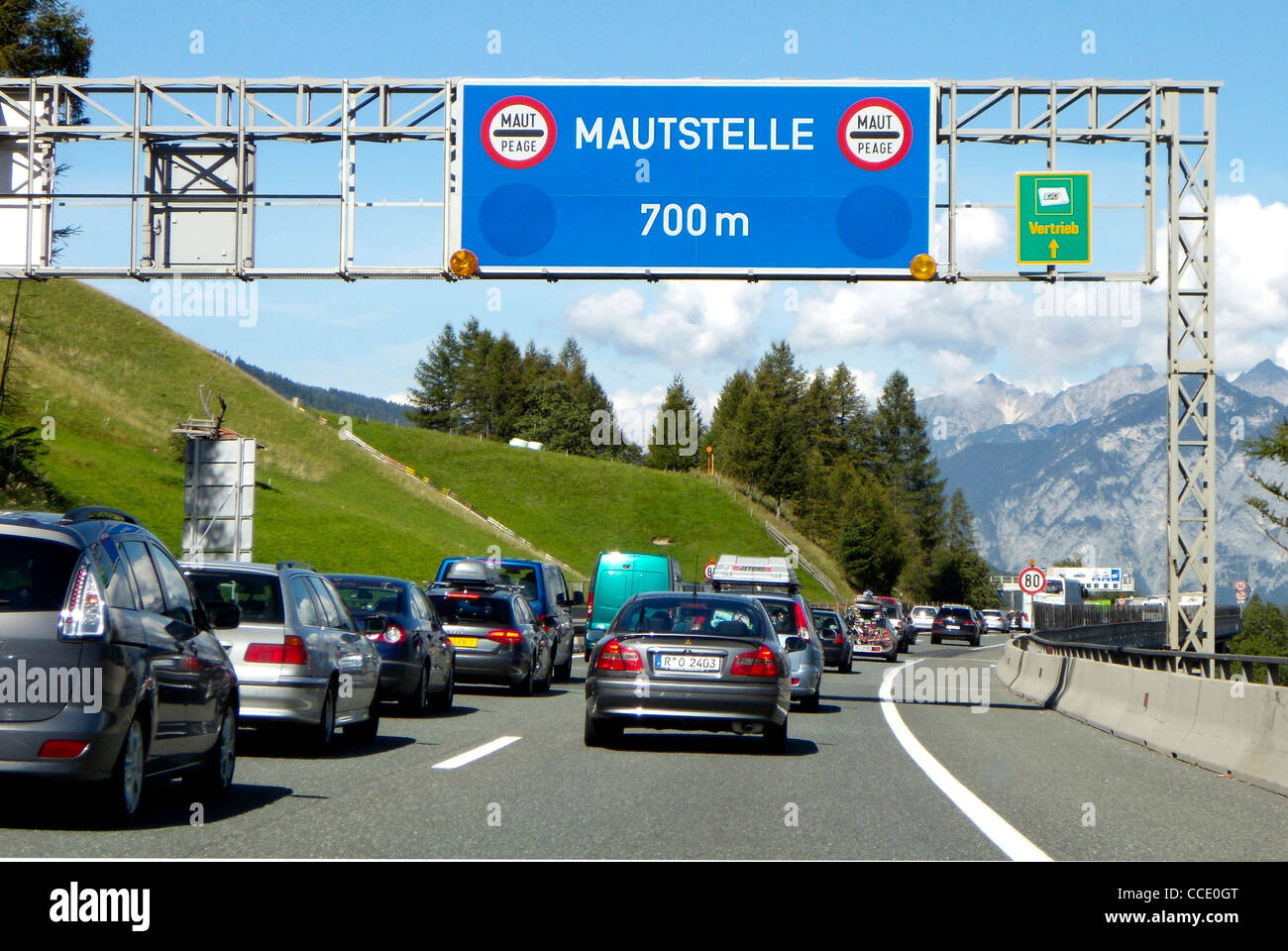 Traffico di veicoli a motore al casello austriaca sul passaporto del Brennero in Austria. Foto Stock