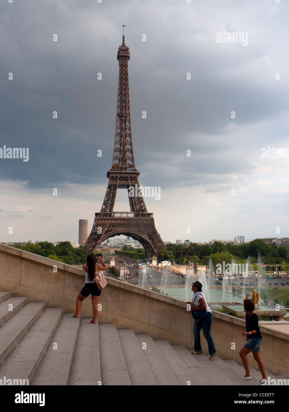 Tre giovani donne ammirando vista della Torre Eiffel come essi salire  gradini del Palais de Chaillot, Parigi, Francia Foto stock - Alamy