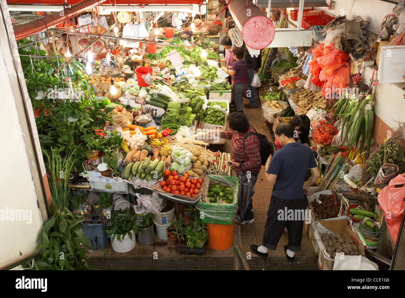 Fresche e vegetali in stallo nel seminterrato di Aberdeen municipal mercato coperto di hong kong RAS di Hong kong cina asia Foto Stock