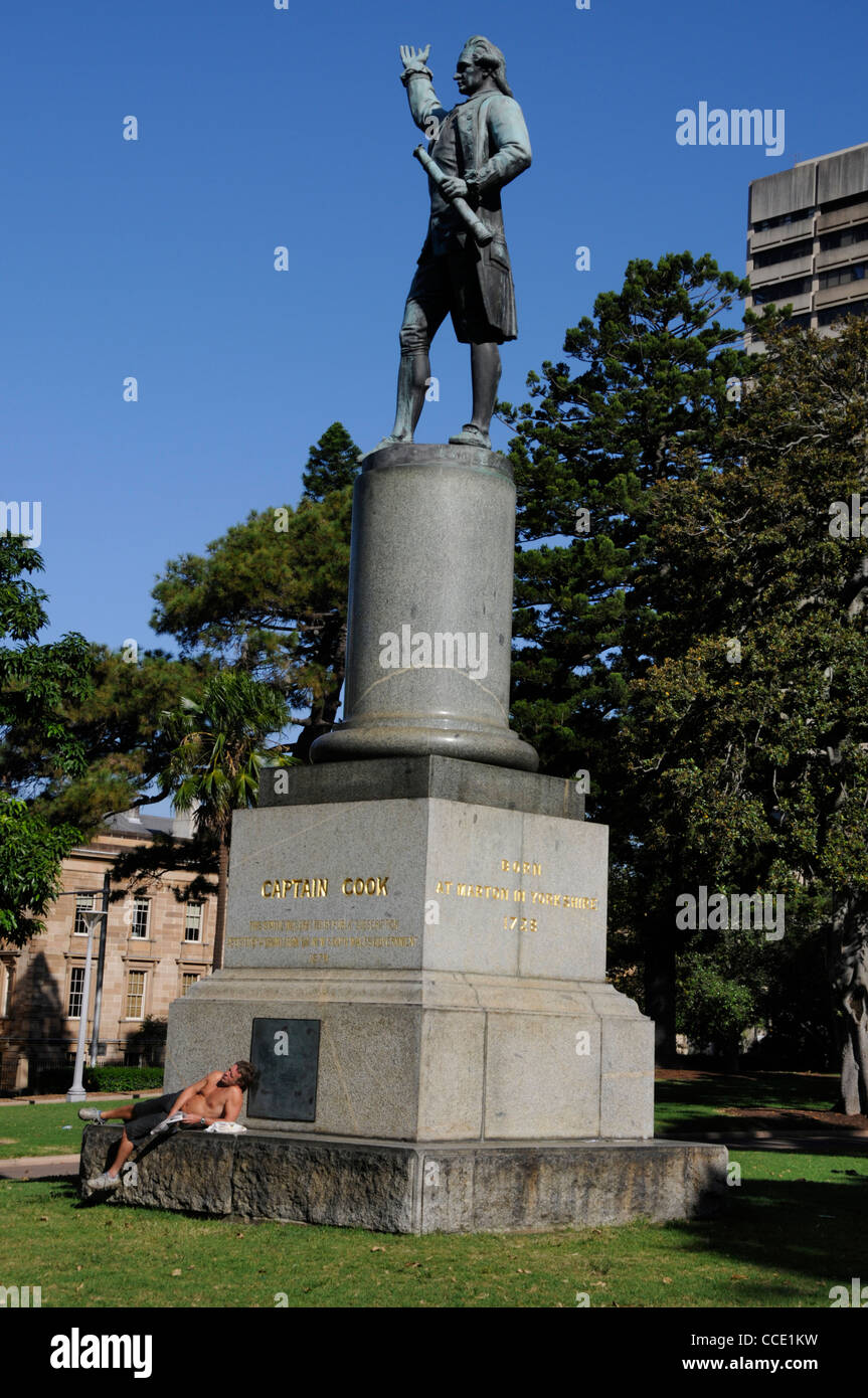 Statua di RN (Royal Navy) il capitano James Cook scoprì l'Australia nel 1770. La sua statua si trova a Hyde Park, Sydney, Australia Foto Stock