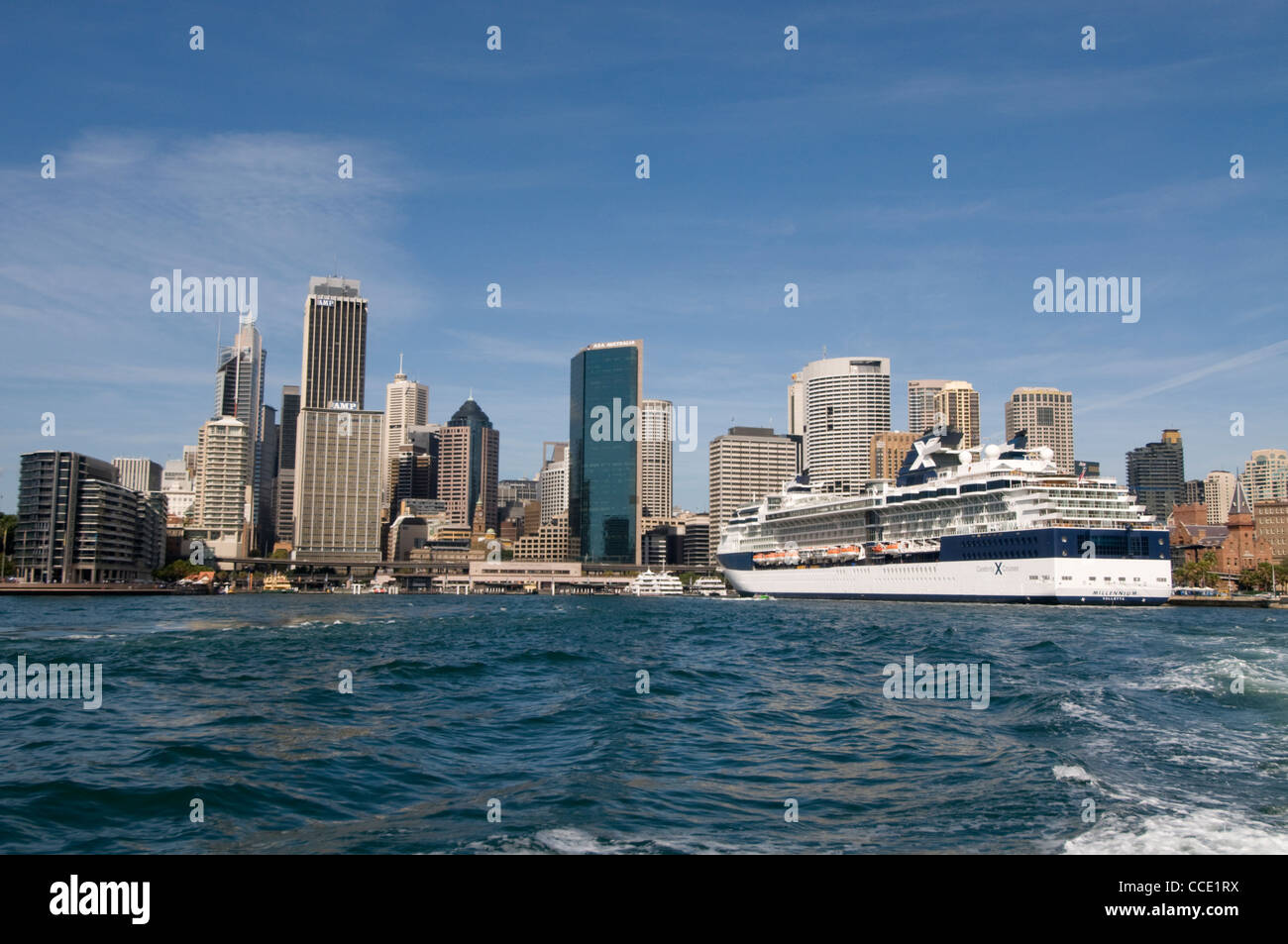 Skyline della città di Sydney e Circular Quay dal porto di Sydney, New South Wales, Australia. Foto Stock