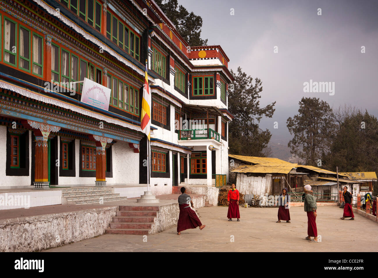 India, Arunachal Pradesh, Tawang Gompa, i monaci a giocare a calcio al di fuori decorata tradizionalmente un alloggio Foto Stock