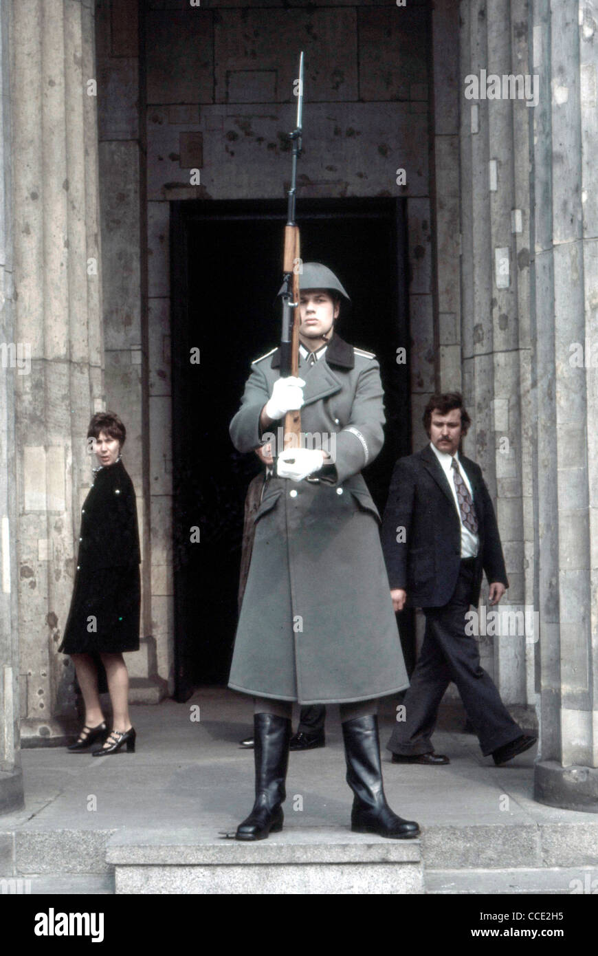 Soldato dell'esercito popolare nazionale della RDT a Berlino Est. Foto Stock