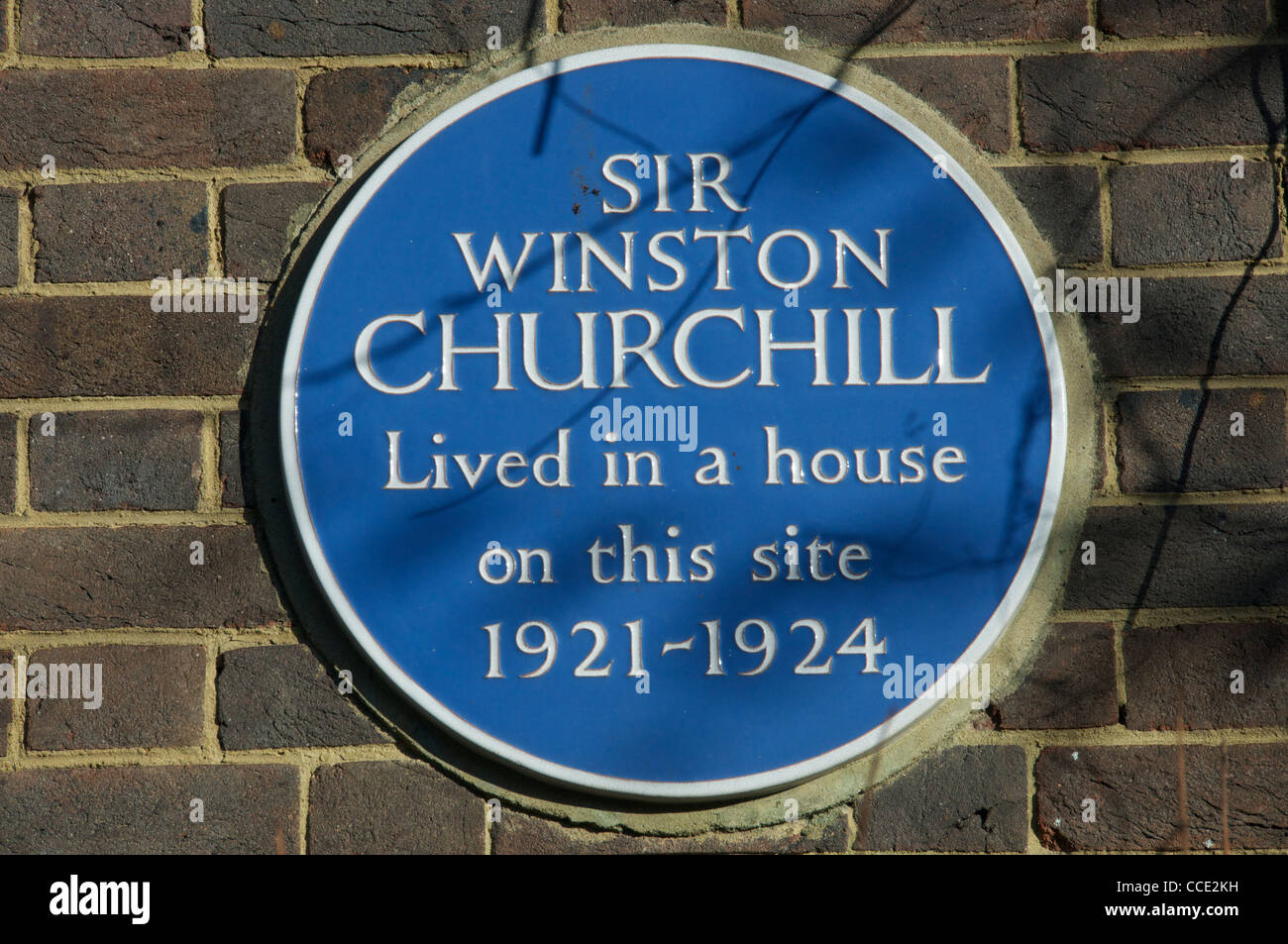 Targa blu su una casa in cui Winston Churchill vissuto Sussex Square London Inghilterra England Foto Stock