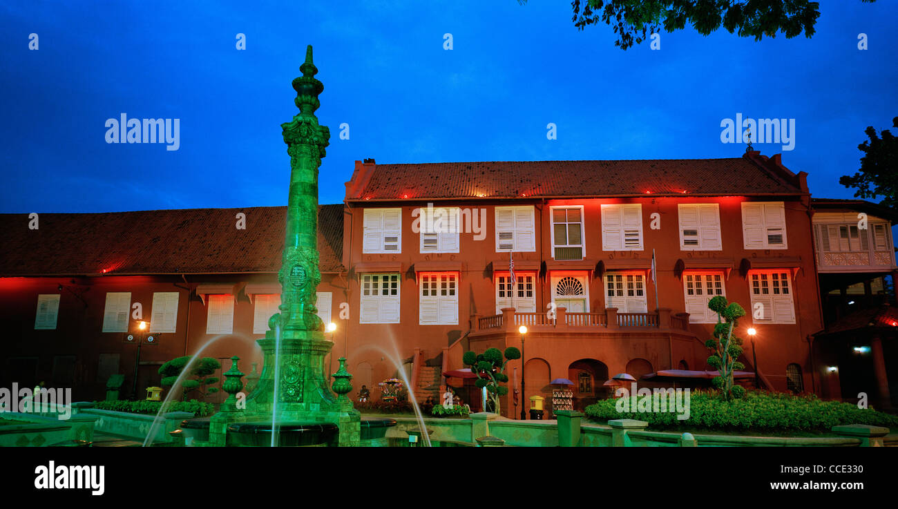 Colorata notte a Stadthuys in Piazza Olandese in Malacca Malacca in Malesia in Estremo Oriente Asia sud-orientale. Viaggio colorato Foto Stock