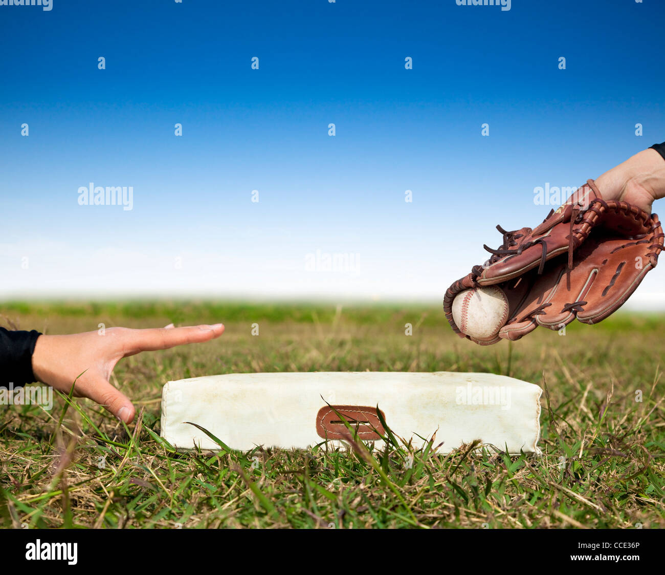 Sicuro e forzare fuori concetto.giocatore di baseball di provare a toccare la base Foto Stock