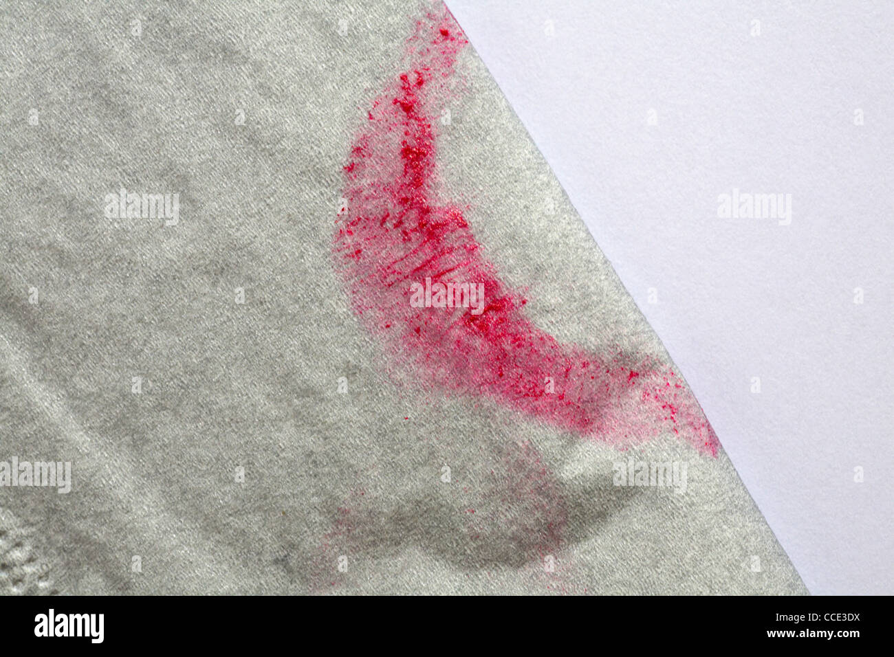Sbavature del rossetto rosa segno sul colore argento tovagliolo di carta Foto Stock