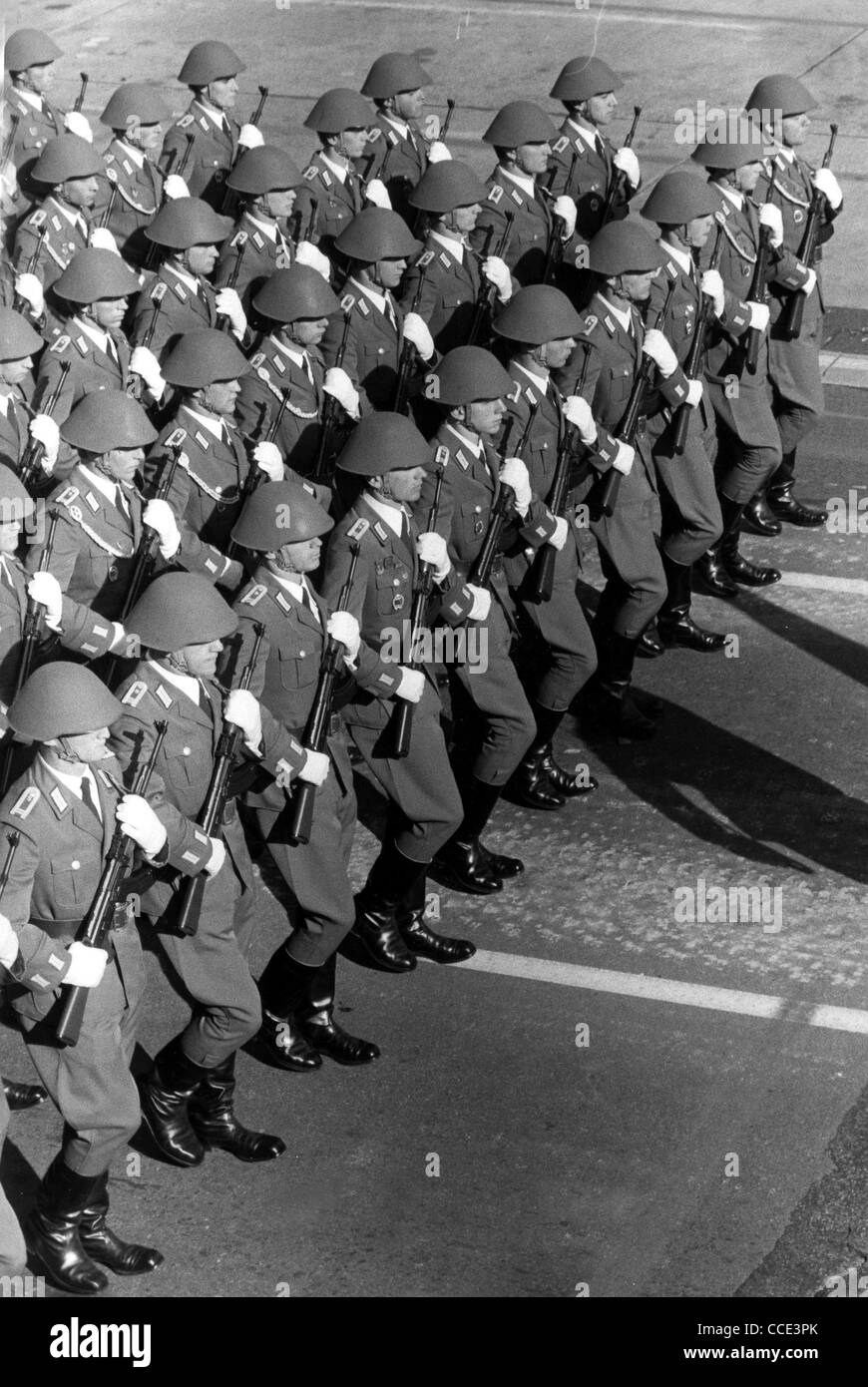 Parata militare dell'esercito popolare nazionale della RDT 1979 a Berlino Est. Foto Stock