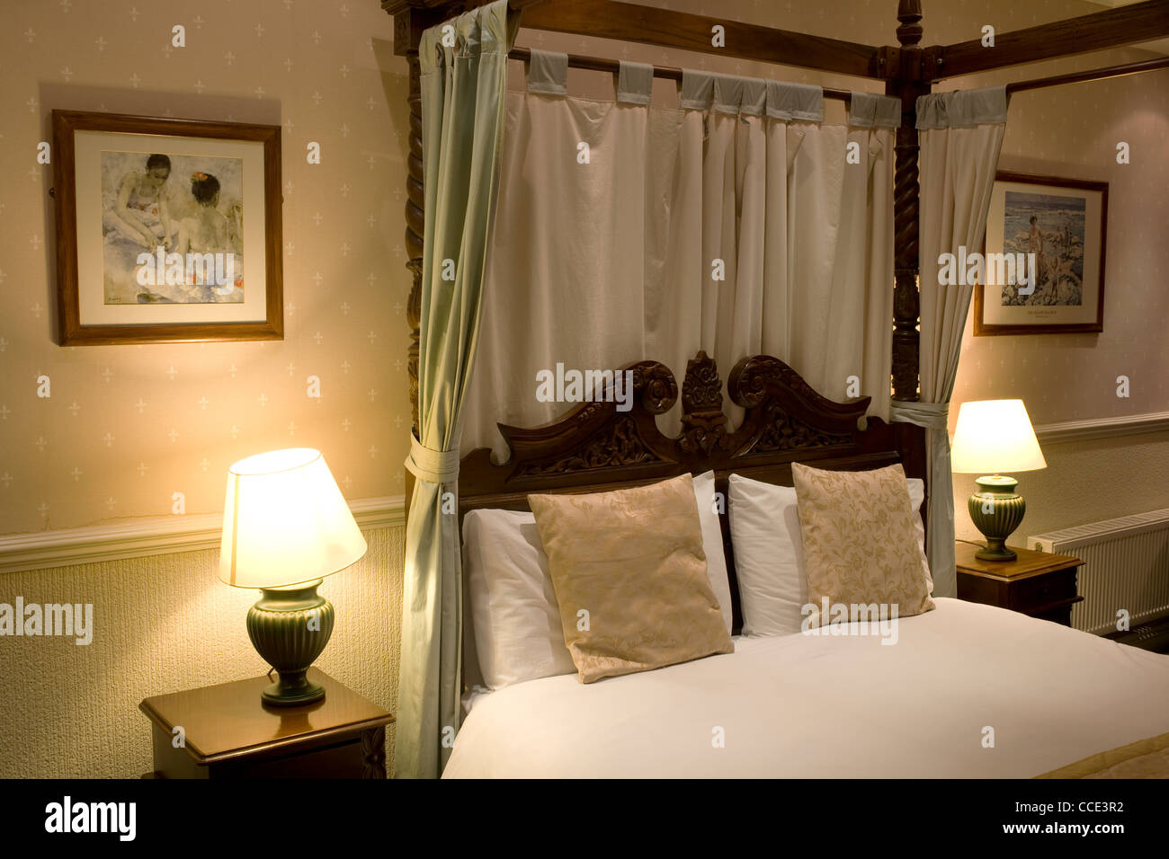 Letto a baldacchino e luci al posto letto in camera da letto a Cliff Head Hotel, St Austell, Cornwall Foto Stock