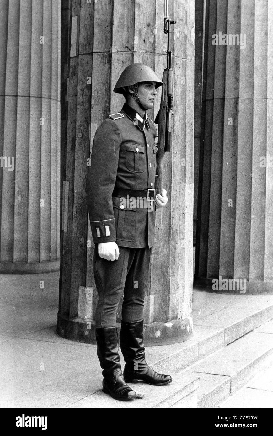 Soldato dell'esercito popolare nazionale della RDT a Berlino Est. Foto Stock